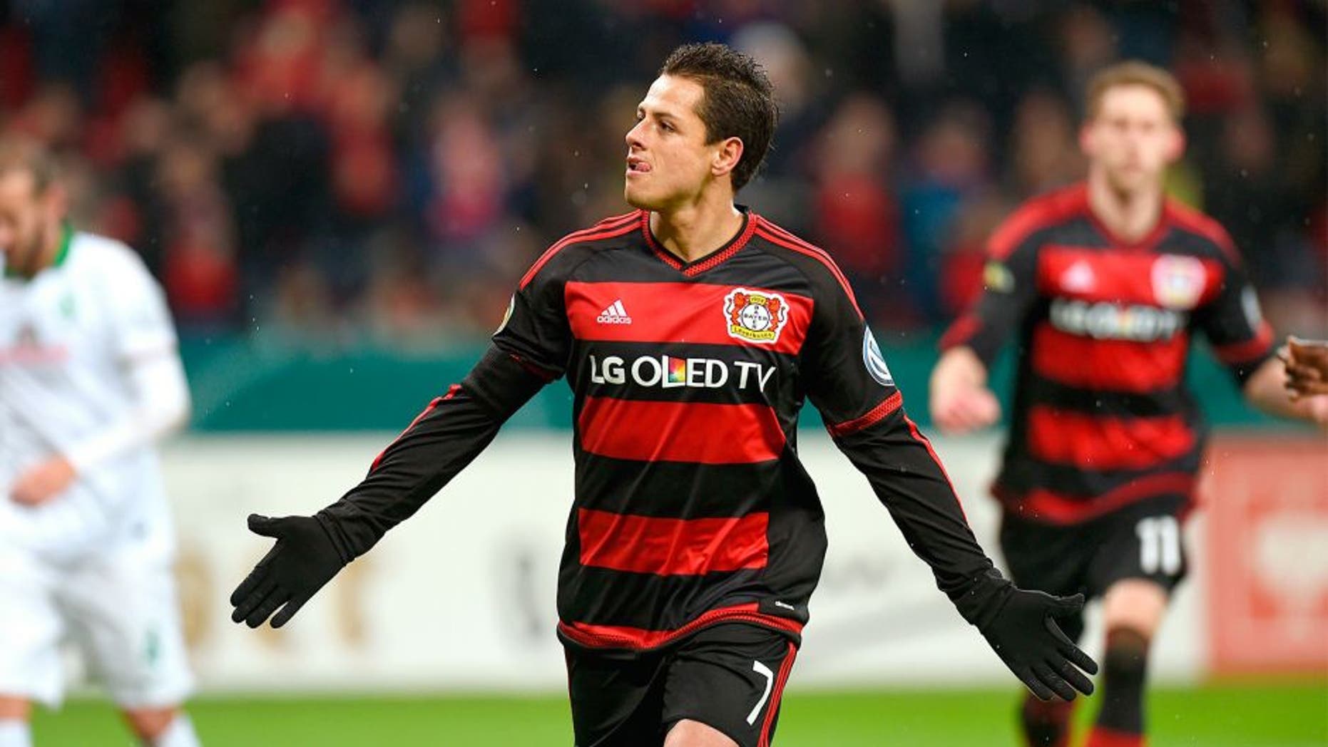 Leverkusen's Mexican striker Javier Hernandez celebrates after a goal during the German Cup (Pokal) quarter final football match Bayern 04 Leverkusen v SV Werder Bremen on February 9, 2016 in Leverkusen. / AFP / PATRIK STOLLARZ / RESTRICTIONS: ACCORDING TO DFB RULES IMAGE SEQUENCES TO SIMULATE VIDEO IS NOT ALLOWED DURING MATCH TIME. MOBILE (MMS) USE IS NOT ALLOWED DURING AND FOR FURTHER TWO HOURS AFTER THE MATCH. == RESTRICTED TO EDITORIAL USE == FOR MORE INFORMATION CONTACT DFB DIRECTLY AT +49 69 67880 / (Photo credit should read PATRIK STOLLARZ/AFP/Getty Images)