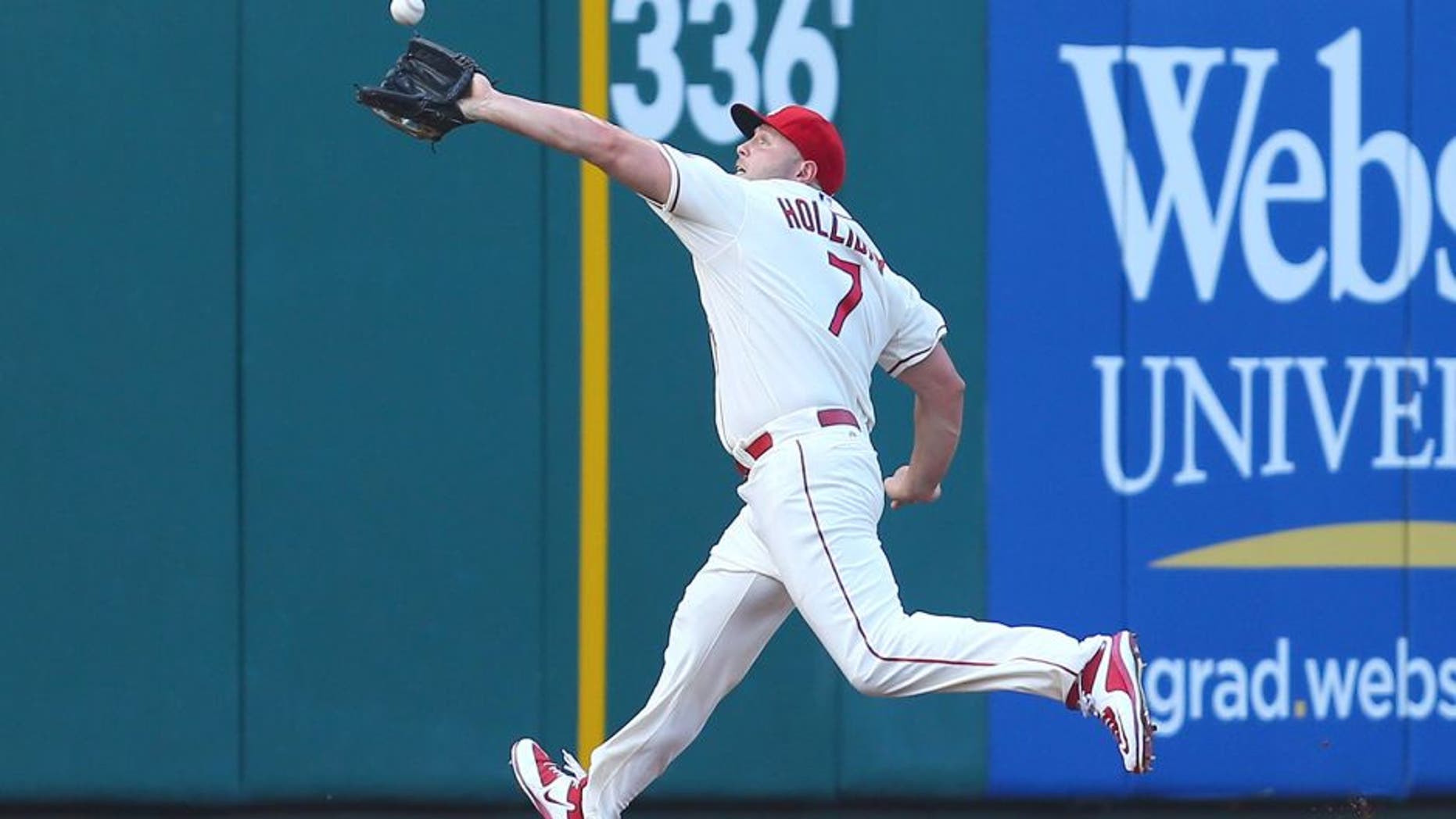 ST. LOUIS, MO - JULY 25: Matt Holliday #7 of the St. Louis Cardinals catches a fly ball against the Atlanta Braves in the first inning at Busch Stadium on July 25, 2015 in St. Louis, Missouri. (Photo by Dilip Vishwanat/Getty Images)