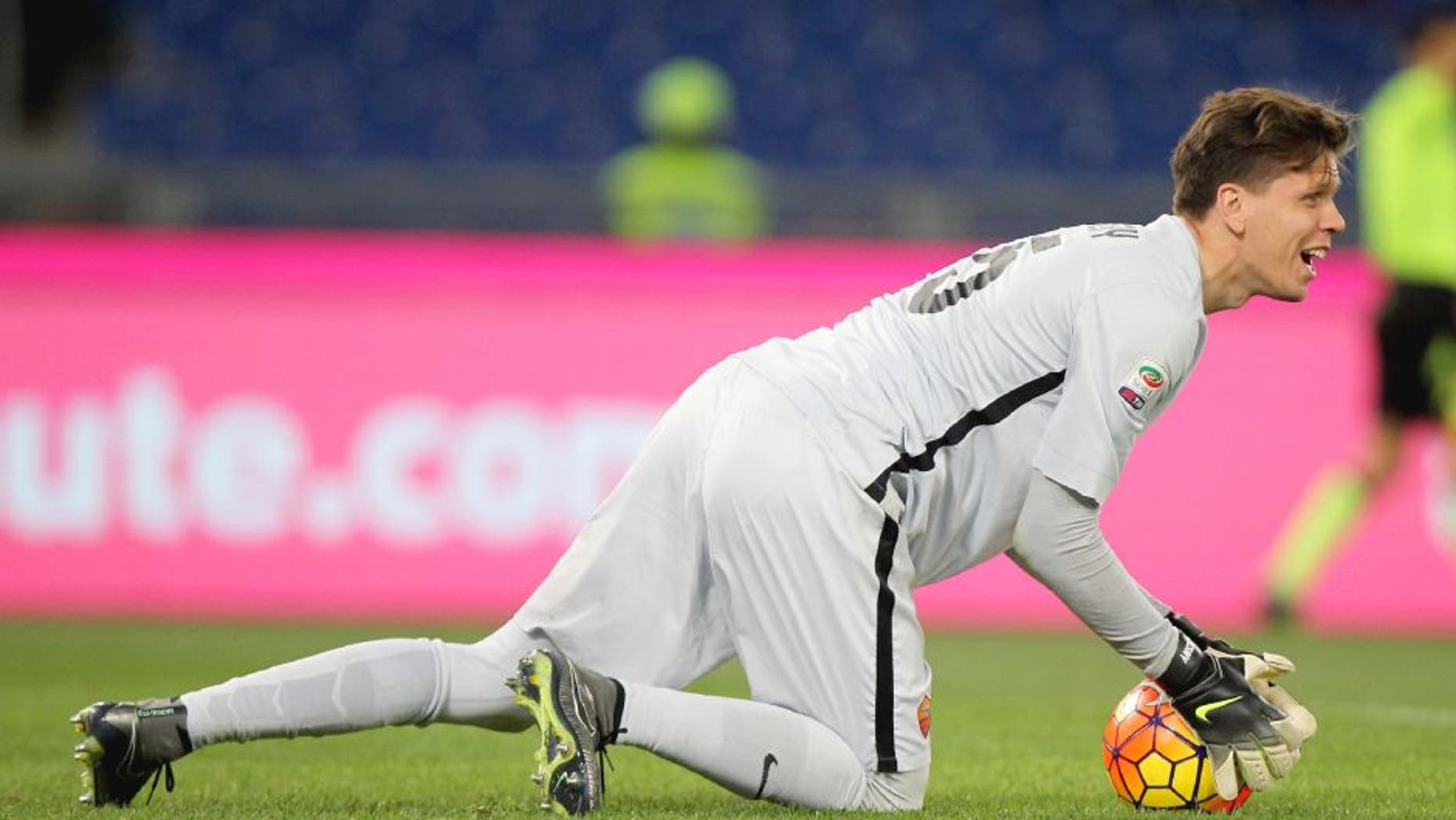 ROME, ITALY - FEBRUARY 07: AS Roma goalkeeper Wojchiech Szczesny in action during the Serie A match between AS Roma and UC Sampdoria at Stadio Olimpico on February 7, 2016 in Rome, Italy. (Photo by Paolo Bruno/Getty Images)
