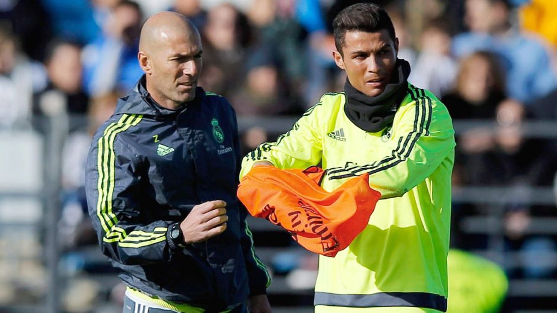 MADRID, SPAIN - JANUARY 05: Newly appointed manager of Real Madrid Zinedine Zidane hands a bib to Cristiano Ronaldo during a Real Madrid training session at Valdebebas training ground on January 5, 2016 in Madrid, Spain. (Photo by Gonzalo Arroyo Moreno/Getty Images)