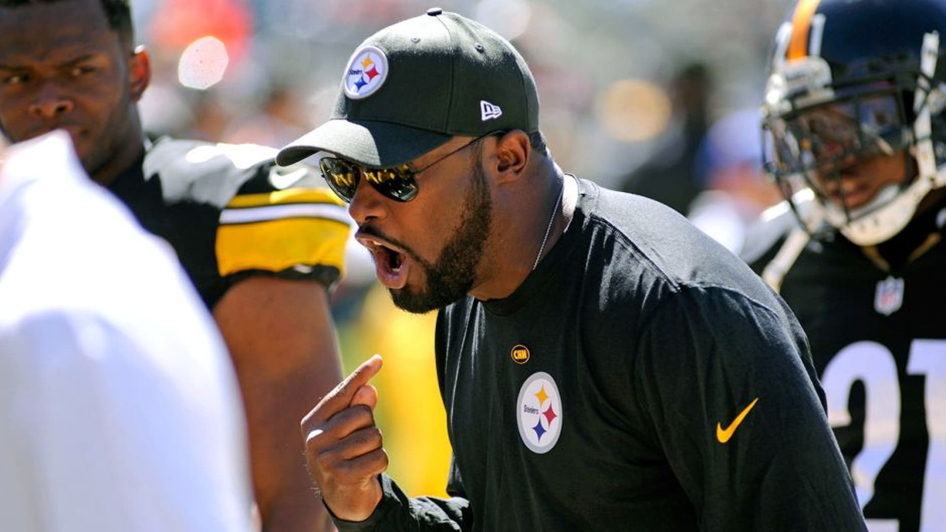 Oct 5, 2014; Jacksonville, FL, USA; Pittsburgh Steelers head coach Mike Tomlin yells on the sidelines as the Pittsburgh Steelers beat the Jacksonville Jaguars 17-9 at EverBank Field. Mandatory Credit: David Manning-USA TODAY Sports