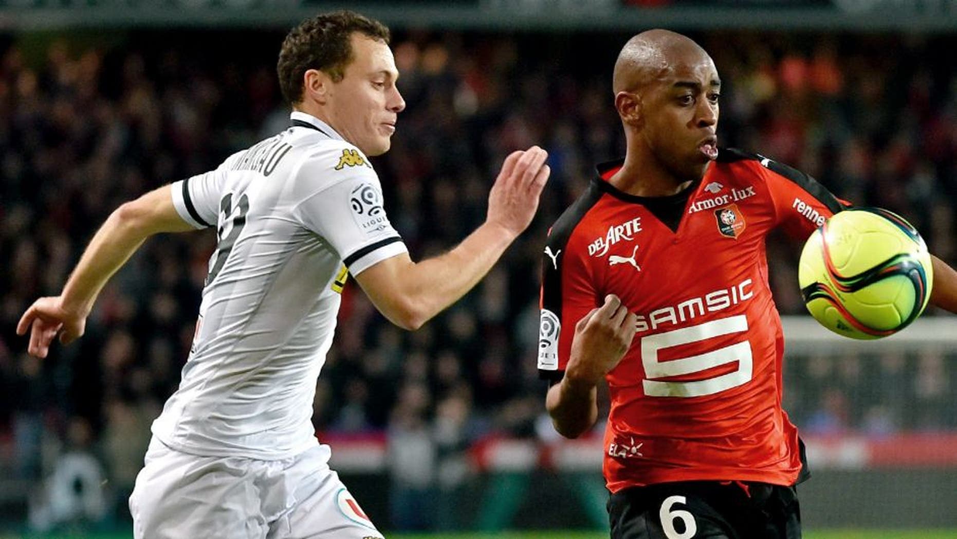 Angers' French midfielder Vincent Manceau (L) fights for the ball with Rennes' Cape Verdean midfielder Gelson Fernandes (R) during the French L1 football match Rennes vs Angers at the Roazhon Park stadium on February 12, 2016 in Rennes, western France. AFP PHOTO / LOIC VENANCE / AFP / LOIC VENANCE (Photo credit should read LOIC VENANCE/AFP/Getty Images)