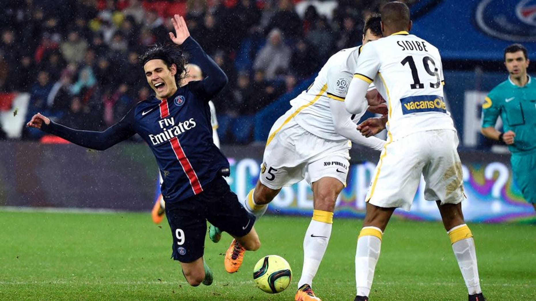 Paris Saint-Germain's Uruguayan forward Edinson Cavani (L) falls after being tackled by is tackled by Lille's Argentinian defender Renato Civelli (2nd R) during the French L1 football match between Paris Saint-Germain (PSG) and Lille (LOSC) at the Parc des Princes stadium in Paris, on February 13, 2016. AFP PHOTO / MIGUEL MEDINA / AFP / MIGUEL MEDINA (Photo credit should read MIGUEL MEDINA/AFP/Getty Images)