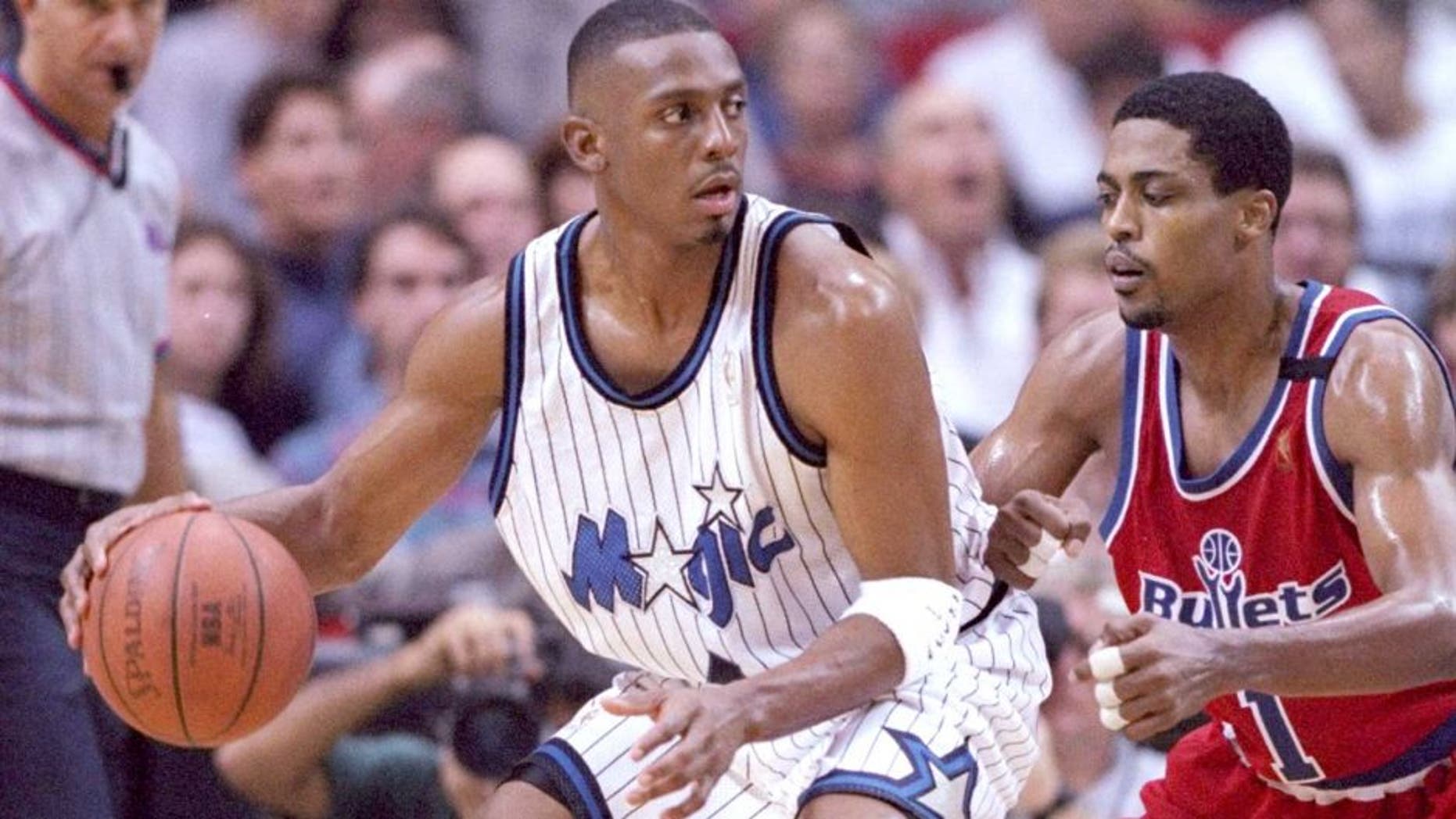 1 Nov 1996: Guard Anfernee Hardaway of the Orlando Magic tries to fend off guard Rod Strickland of the Washington Bullets at the Orlando Arena in Orlando, Florida. The Bullets won the game 96-92. Mandatory Credit: Andy Lyons /Allsport