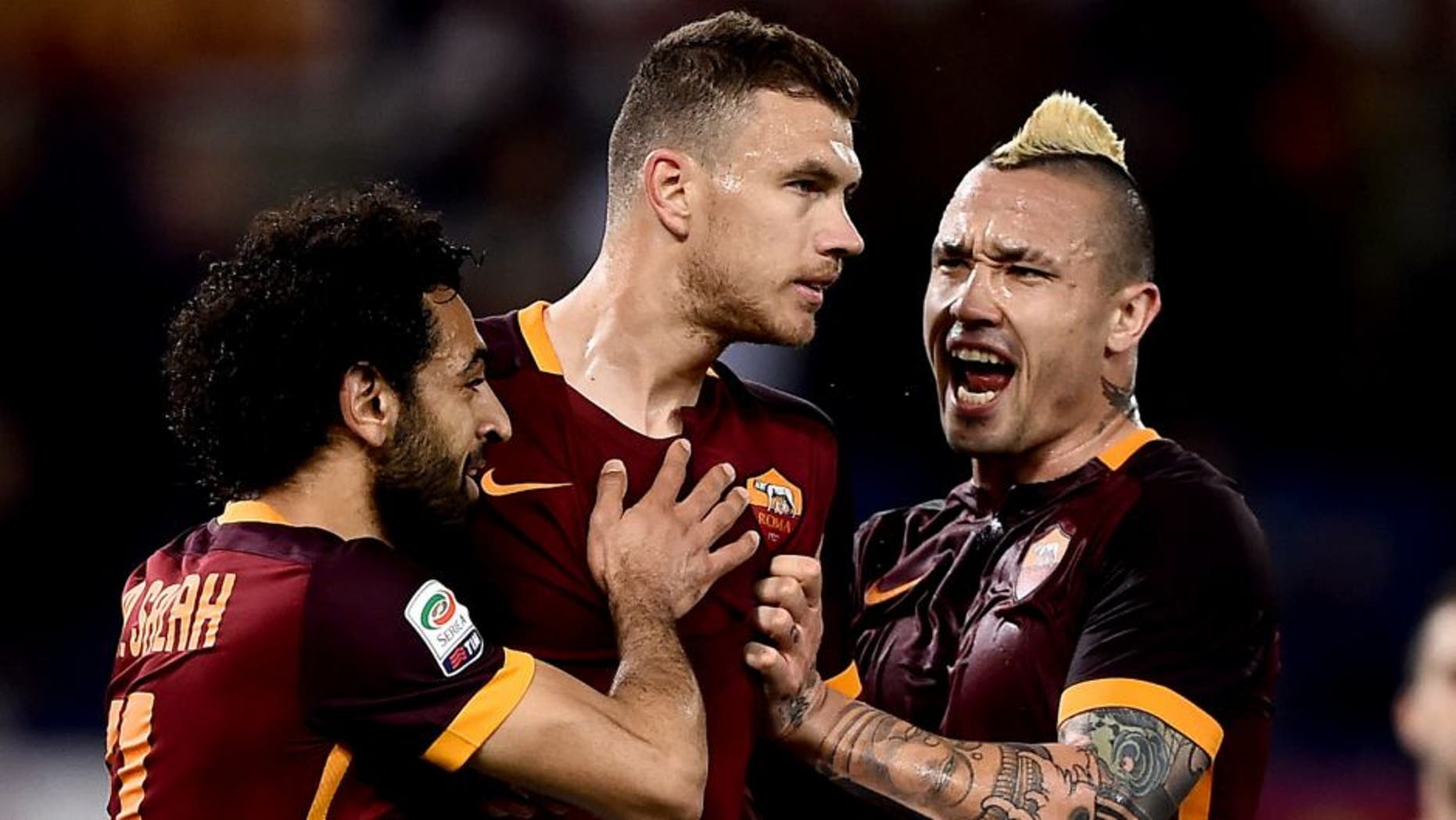 Roma's forward from Bosnia-Herzegovina Edin Dzeko (2nd-L) celebrates after scoring during the italian Serie A football match Roma vs Palermo at the Olympic Stadium in Rome on February 21, 2016. / AFP / FILIPPO MONTEFORTE (Photo credit should read FILIPPO MONTEFORTE/AFP/Getty Images)