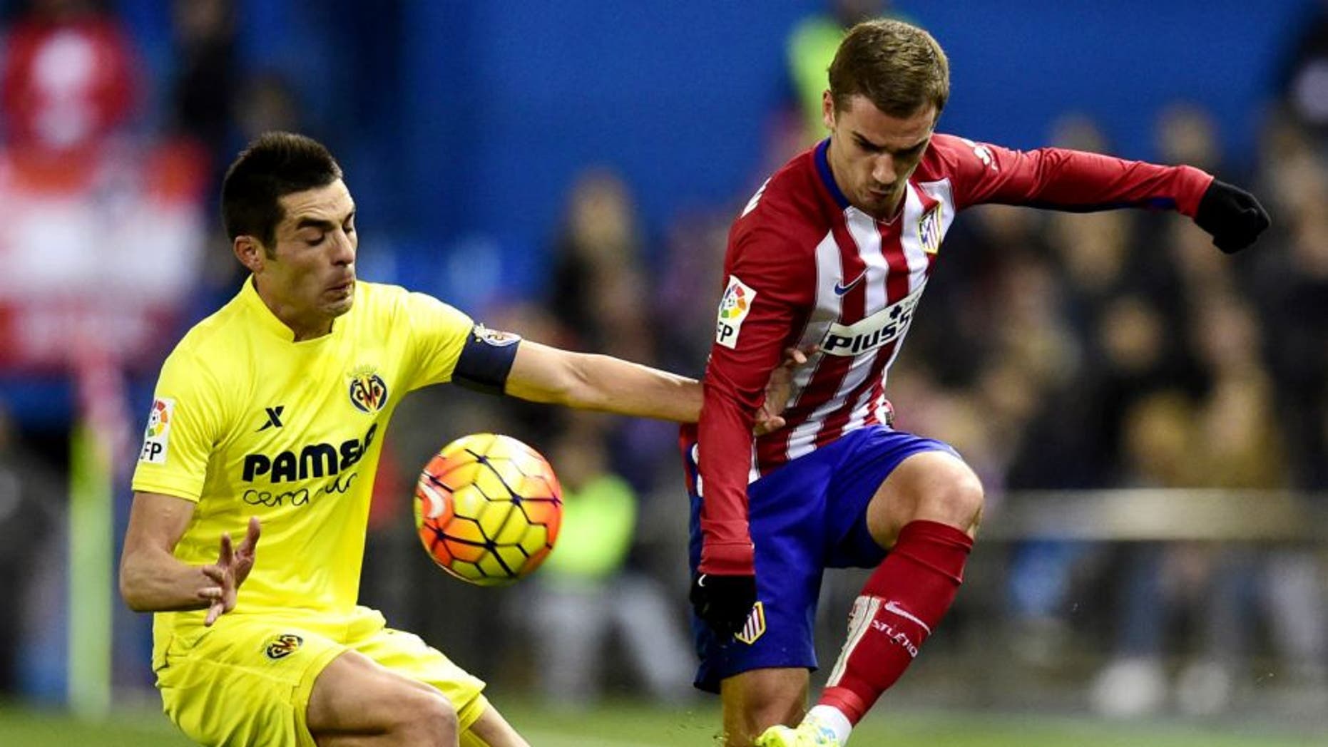 Villarreal's midfielder Bruno Soriano (L) vies with Atletico Madrid's French forward Antoine Griezmann during the Spanish league football match Club Atletico de Madrid vs Villarreal CF at the Vicente Calderon stadium in Madrid on February 21, 2016. / AFP / JAVIER SORIANO (Photo credit should read JAVIER SORIANO/AFP/Getty Images)