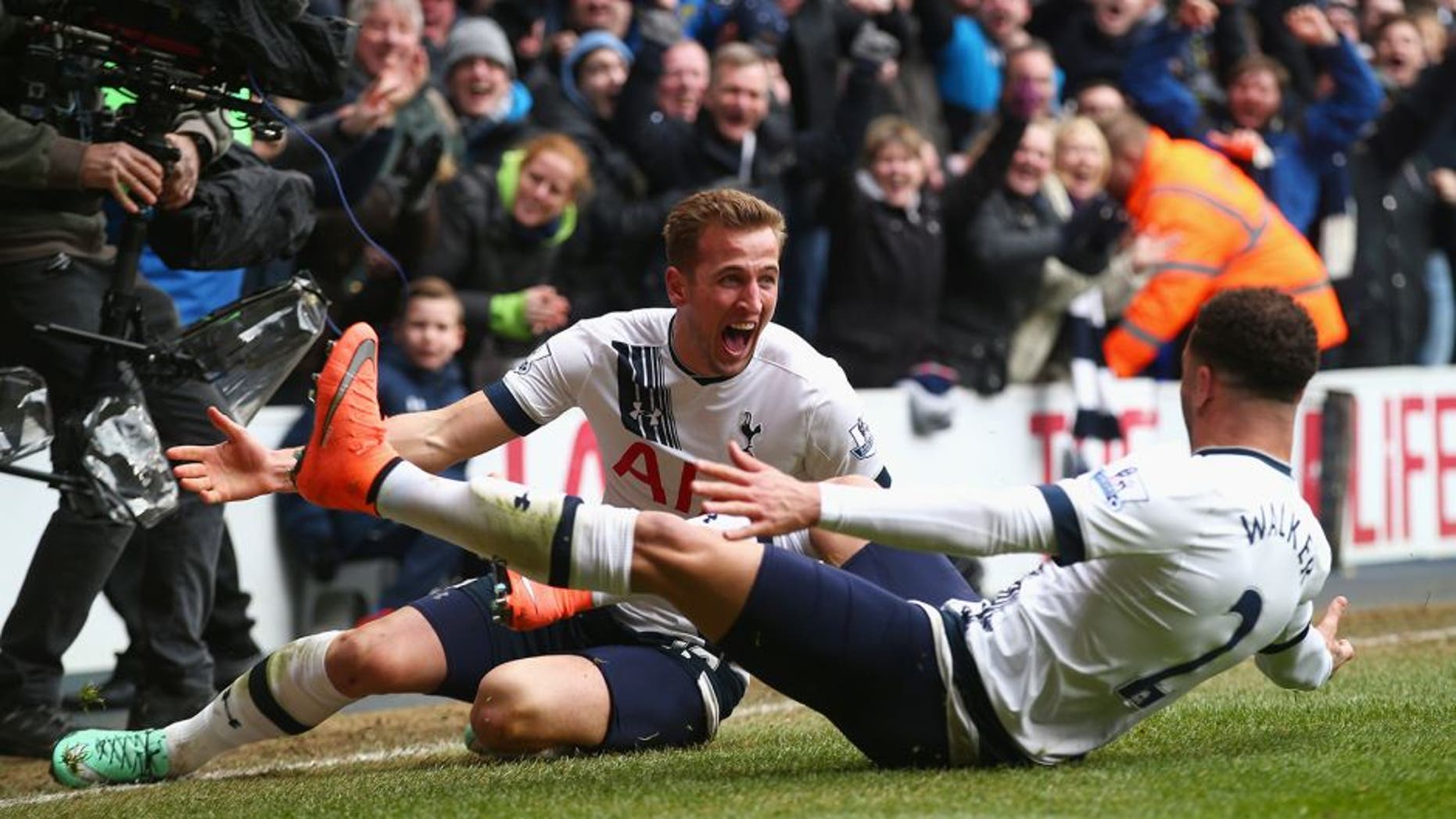 LONDON, ENGLAND - MARCH 05: Harry Kane (L) of Tottenham Hotspur celebrates scoring his team's second goal with his team mate Kyle Walker (R) during the Barclays Premier League match between Tottenham Hotspur and Arsenal at White Hart Lane on March 5, 2016 in London, England. (Photo by Clive Rose/Getty Images)