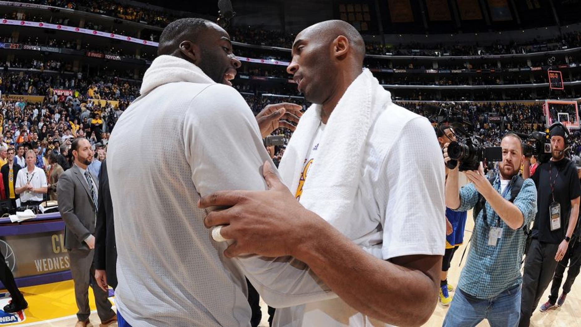 LOS ANGELES, CA - MARCH 6: Kobe Bryant #24 of the Los Angeles Lakers shakes hands with Draymond Green #23 of the Golden State Warriors after the game on March 6, 2016 at STAPLES Center in Los Angeles, California. NOTE TO USER: User expressly acknowledges and agrees that, by downloading and/or using this Photograph, user is consenting to the terms and conditions of the Getty Images License Agreement. Mandatory Copyright Notice: Copyright 2016 NBAE (Photo by Andrew D. Bernstein/NBAE via Getty Images)