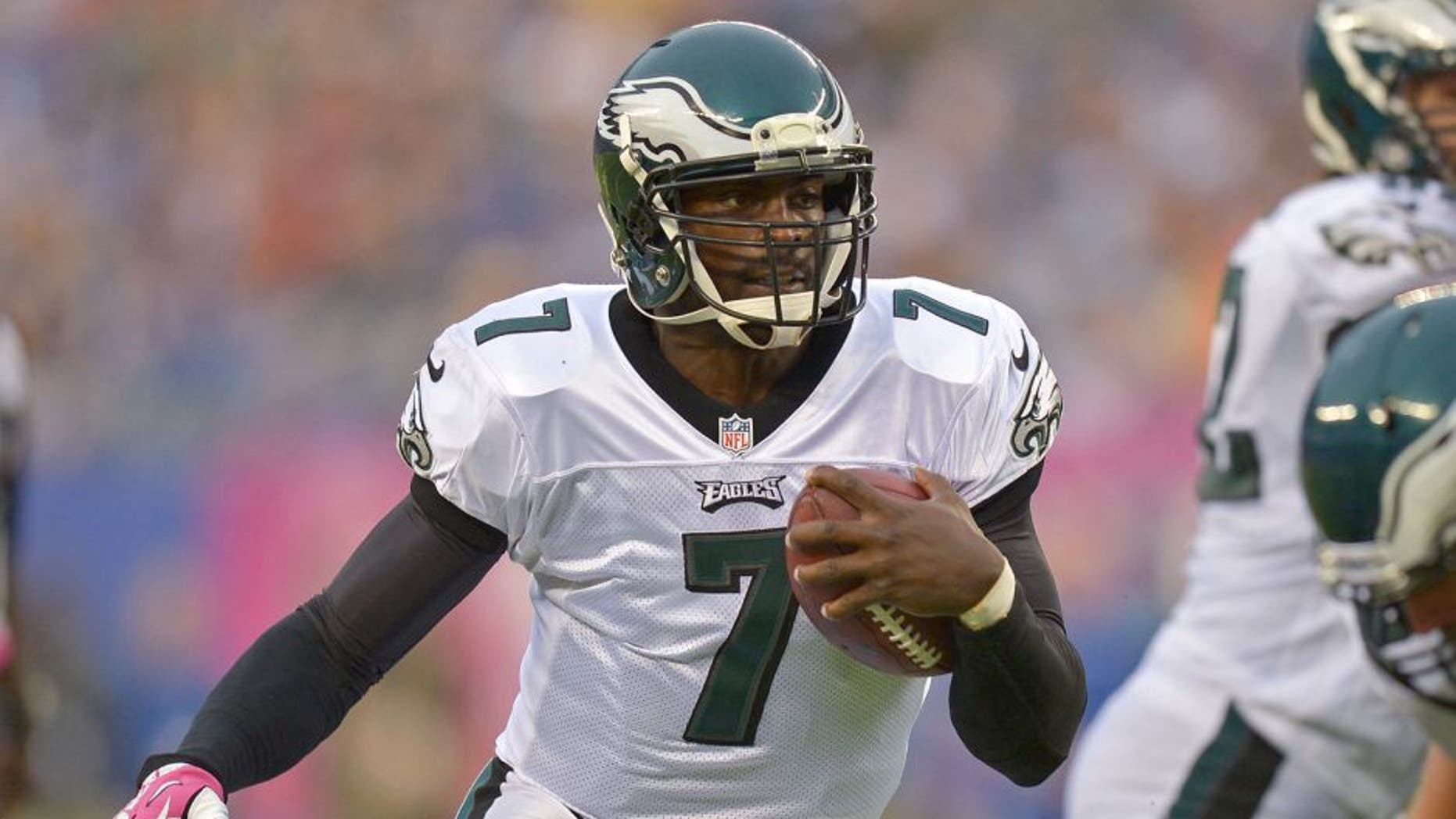 EAST RUTHERFORD, NJ - OCTOBER 06: Michael Vick #7 of the Philadelphia Eagles runs against the New York Giants at MetLife Stadium on October 6, 2013 in East Rutherford, New Jersey. The Eagles won 36-21. (Photo by Drew Hallowell/Philadelphia Eagles/Getty Images)