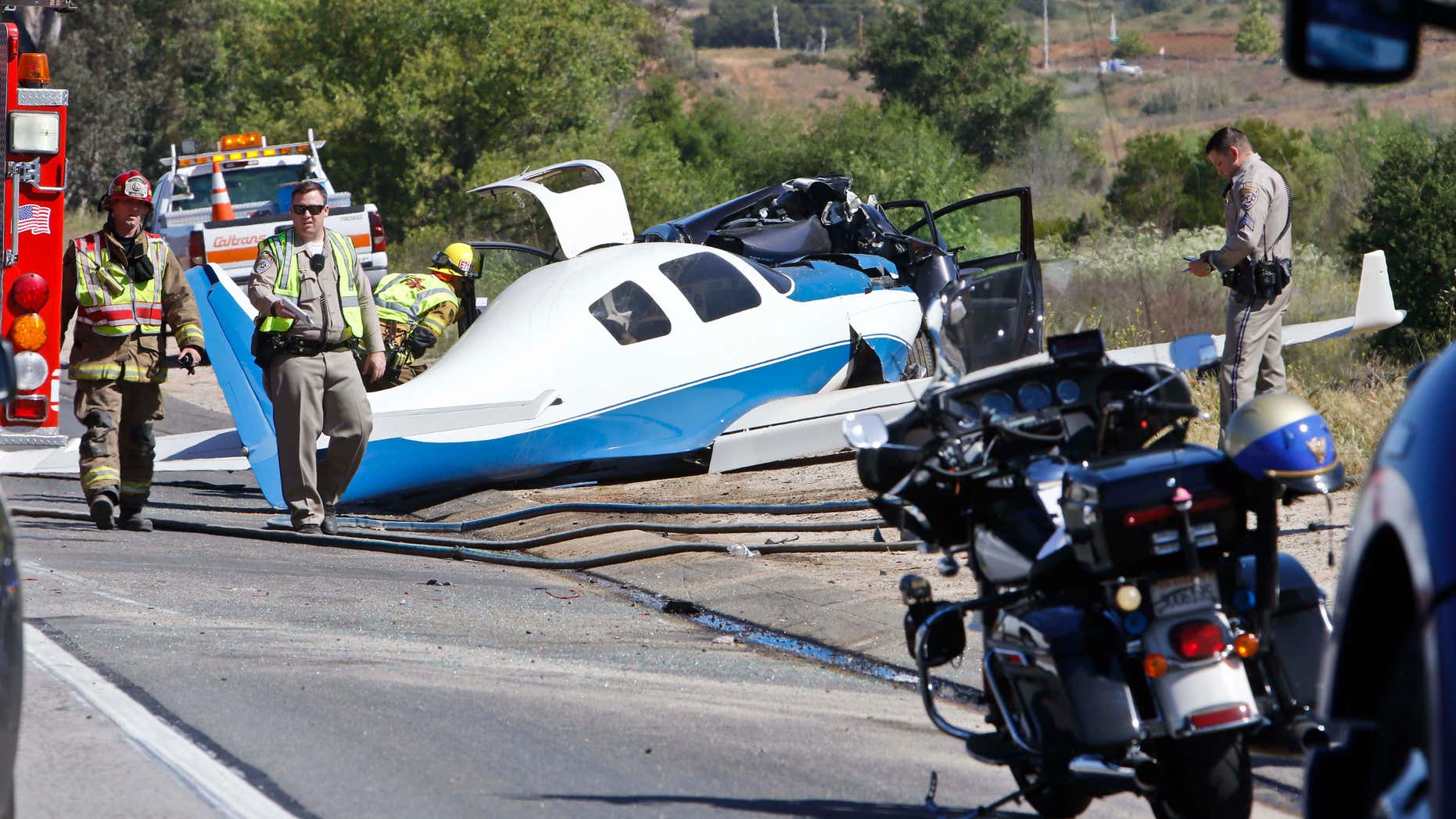 1-killed-5-others-injured-after-plane-lands-on-california-freeway