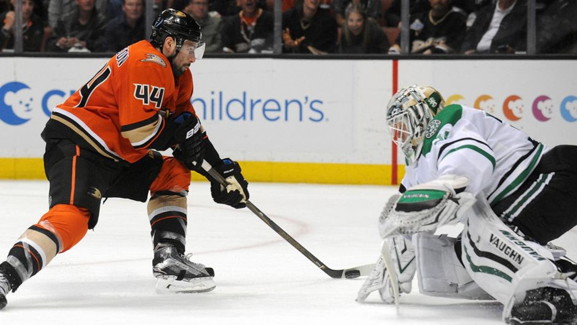 April 3, 2016; Anaheim, CA, USA; Anaheim Ducks center Nate Thompson (44) moves in to score a short handed goal against Dallas Stars goalie Antti Niemi (31) during the second period at Honda Center. Mandatory Credit: Gary A. Vasquez-USA TODAY Sports
