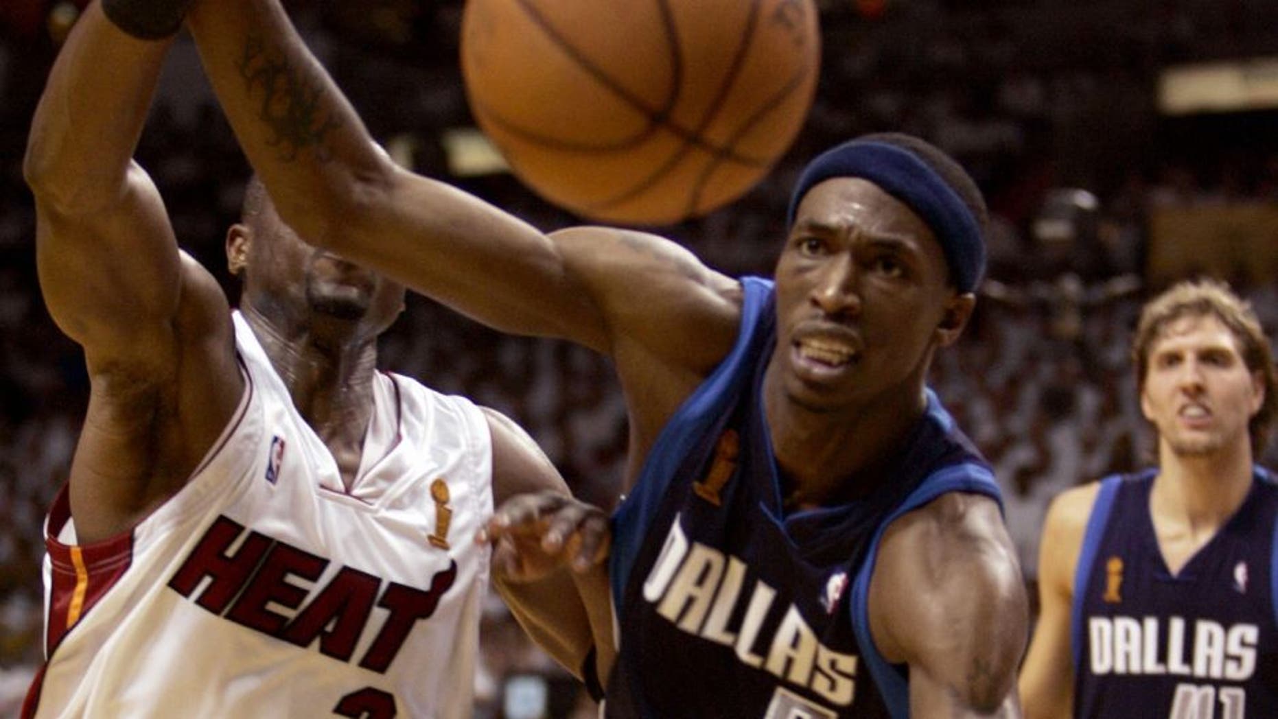 Miami, UNITED STATES: Josh Howard (R) of the Dallas Mavericks vies with Dwyane Wade of the Miami Heat during Game 5 of the NBA finals in Miami 18 June 2006. The best-of-seven series is tied 2-2. AFP PHOTO/Robert SULLIVAN (Photo credit should read ROBERT SULLIVAN/AFP/Getty Images)