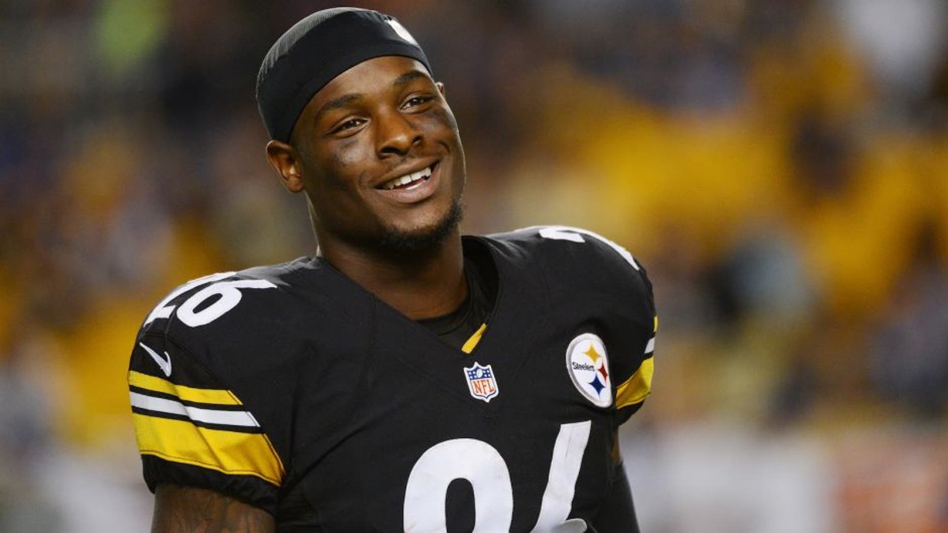 PITTSBURGH, PA - AUGUST 16: Running back Le'Veon Bell #26 of the Pittsburgh Steelers smiles as he looks on from the sideline during a preseason game against the Buffalo Bills at Heinz Field on August 16, 2014 in Pittsburgh, Pennsylvania. The Steelers defeated the Bills 19-16. (Photo by George Gojkovich/Getty Images) *** Local Caption *** Le'Veon Bell