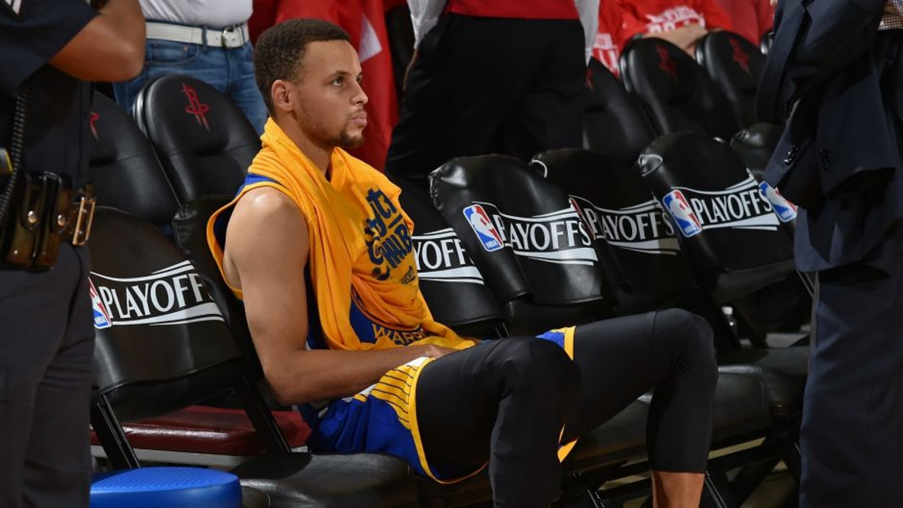 HOUSTON, TX - APRIL 24: Stephen Curry #30 and Steve Kerr of the Golden State Warriors talk after warming up during halftime of Game Four of the Western Conference Quarterfinals against the Houston Rockets during the 2016 NBA Playoffs on April 24, 2016 at the Toyota Center in Houston, Texas. NOTE TO USER: User expressly acknowledges and agrees that, by downloading and or using this photograph, User is consenting to the terms and conditions of the Getty Images License Agreement. Mandatory Copyright Notice: Copyright 2016 NBAE (Photo by Bill Baptist/NBAE via Getty Images)