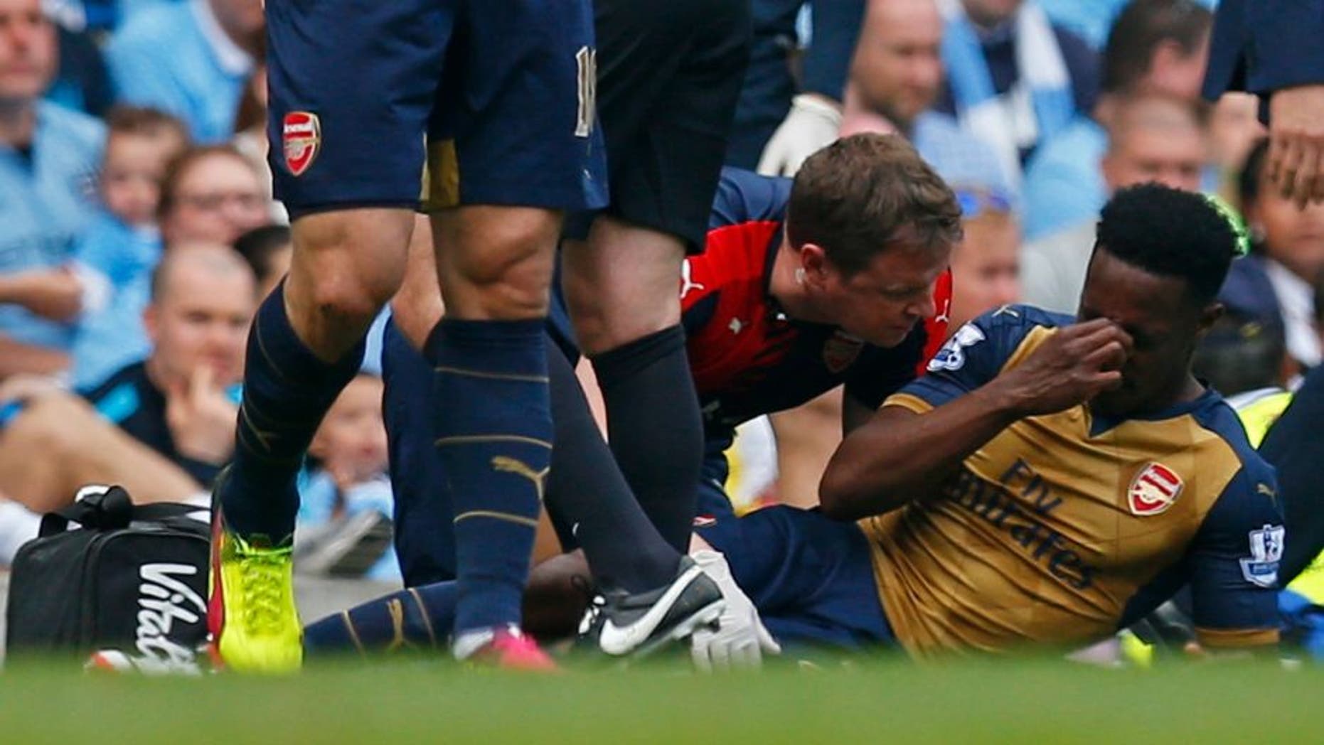 Britain Soccer Football - Manchester City v Arsenal - Barclays Premier League - Etihad Stadium - 8/5/16 Arsenal's Danny Welbeck receives treatment after sustaining an injury before being substituted Action Images via Reuters / Jason Cairnduff Livepic EDITORIAL USE ONLY. No use with unauthorized audio, video, data, fixture lists, club/league logos or "live" services. Online in-match use limited to 45 images, no video emulation. No use in betting, games or single club/league/player publications. Please contact your account representative for further details.