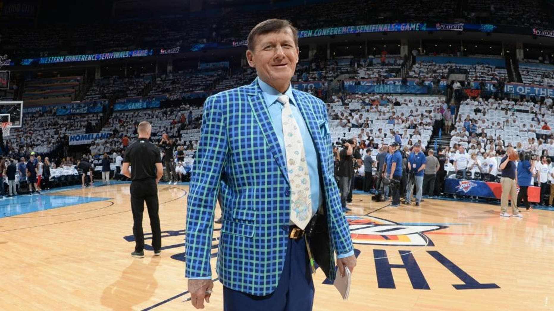 OKLAHOMA CITY, OK - MAY 8: TNT NBA sideline reporter Craig Sager looks on before Game Four of the Western Conference Semifinals between the San Antonio Spurs and Oklahoma City Thunder during the 2016 NBA Playoffs on May 8, 2016 at Chesapeake Energy Arena in Oklahoma City, Oklahoma. NOTE TO USER: User expressly acknowledges and agrees that, by downloading and or using this photograph, User is consenting to the terms and conditions of the Getty Images License Agreement. Mandatory Copyright Notice: Copyright 2016 NBAE (Photo by Garrett Ellwood/NBAE via Getty Images)
