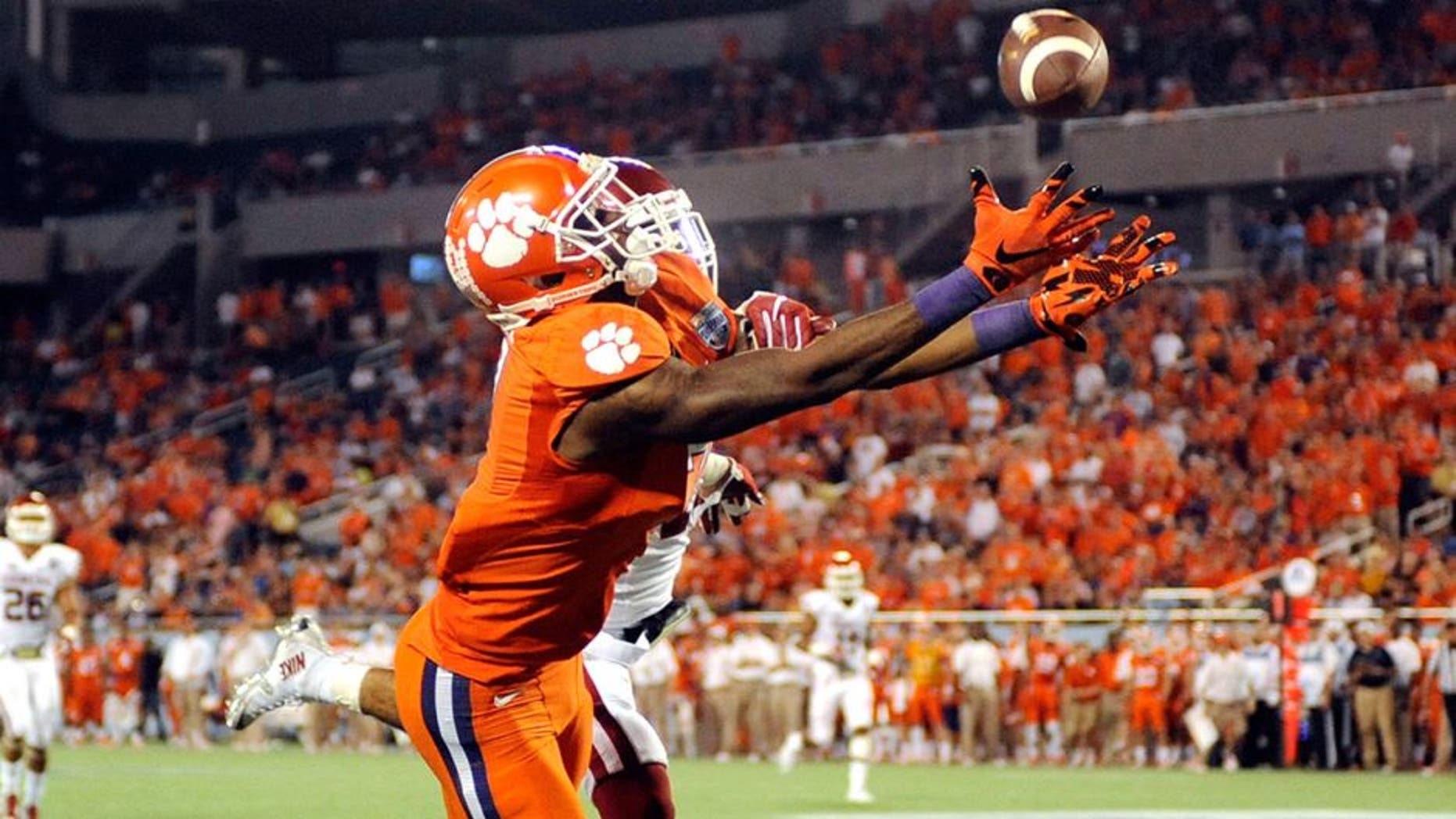 Dec 29, 2014; Orlando, FL, USA; Clemson Tigers wide receiver Mike Williams (7) is unable to catch a pass as the Clemson Tigers beat the Oklahoma Sooners in the 2014 Russell Athletic Bowl at Florida Citrus Bowl. Mandatory Credit: David Manning-USA TODAY Sports