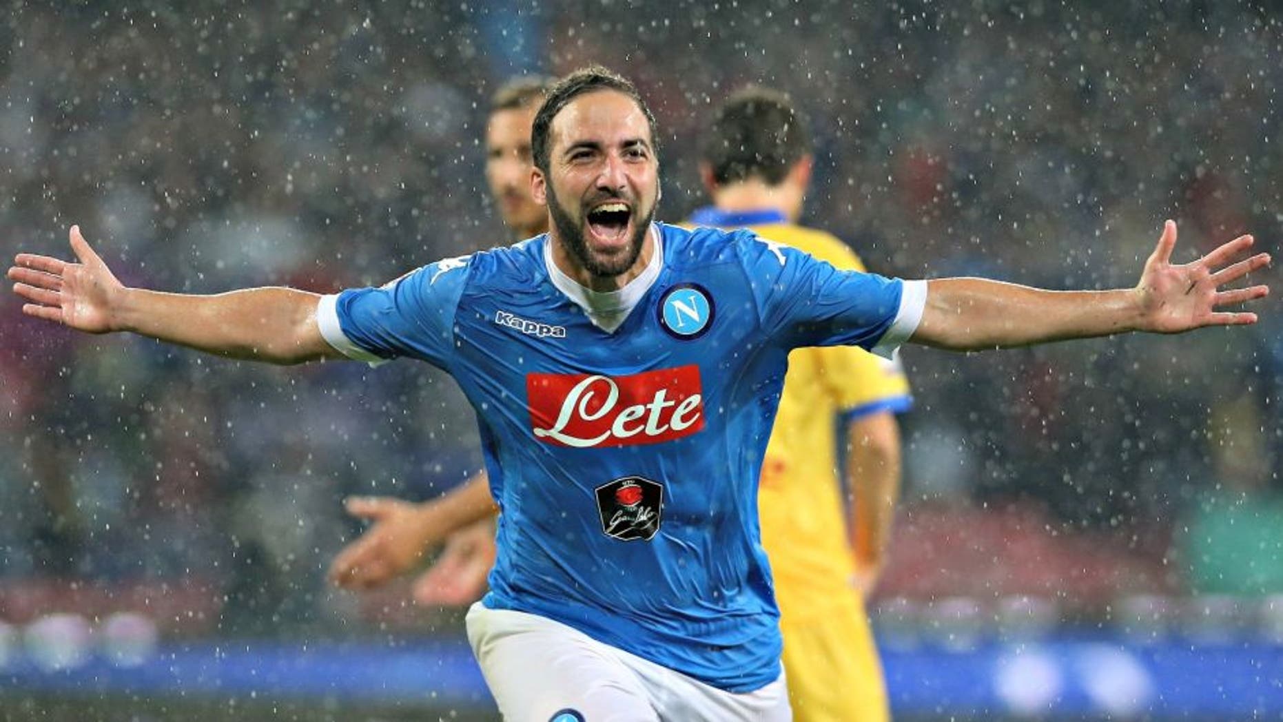 Allan of Napoli competes for the ball wth Daniel Ciofani of Frosinone during the Serie A match between SSC Napoli and Frosinone Calcio at Stadio San Paolo on May 14, 2016 in Naples, Italy.