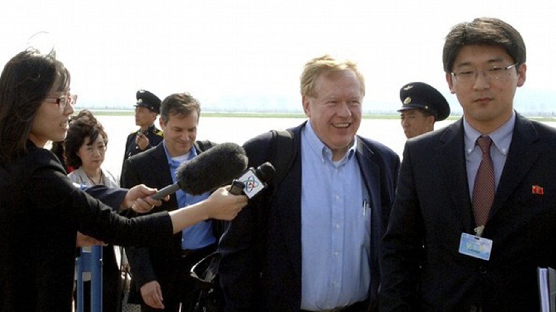 May 24: A delegation from the U.S. Department of State led by Robert King, special envoy for Human Rights and Humanitarian Issues, arrives at an airport in Pyongyang.