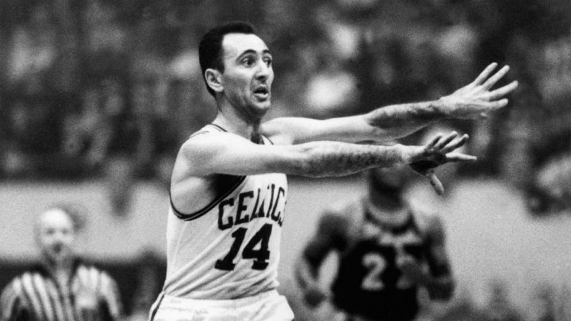 BOSTON,MA -1960: Bob Cousy #14 of the Boston Celtics throws a pass at the Boston Garden in Boston, Massachusetts on 1960. NOTE TO USER: User expressly acknowledges that, by downloading and or using this photograph, User is consenting to the terms and conditions of the Getty Images License agreement. Mandatory Copyright Notice: Copyright 2006 NBAE (Photo by: NBA Photo Library/NBAE via Getty Images)
