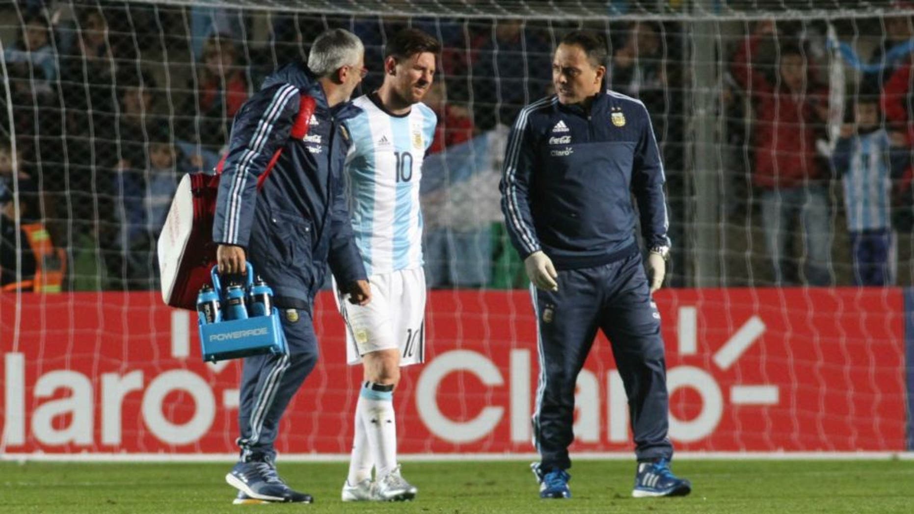 SAN JUAN, ARGENTINA- MAY 27: Lionel Messi of Argentina leaves the field after being injuried during an international friendly match between Argentina and Honduras at Bicentenario de San Juan Stadium on May 27, 2016 in San Juan, Argentina. (Photo by Marcos Carrizo/Anadolu Agency/Getty Images)