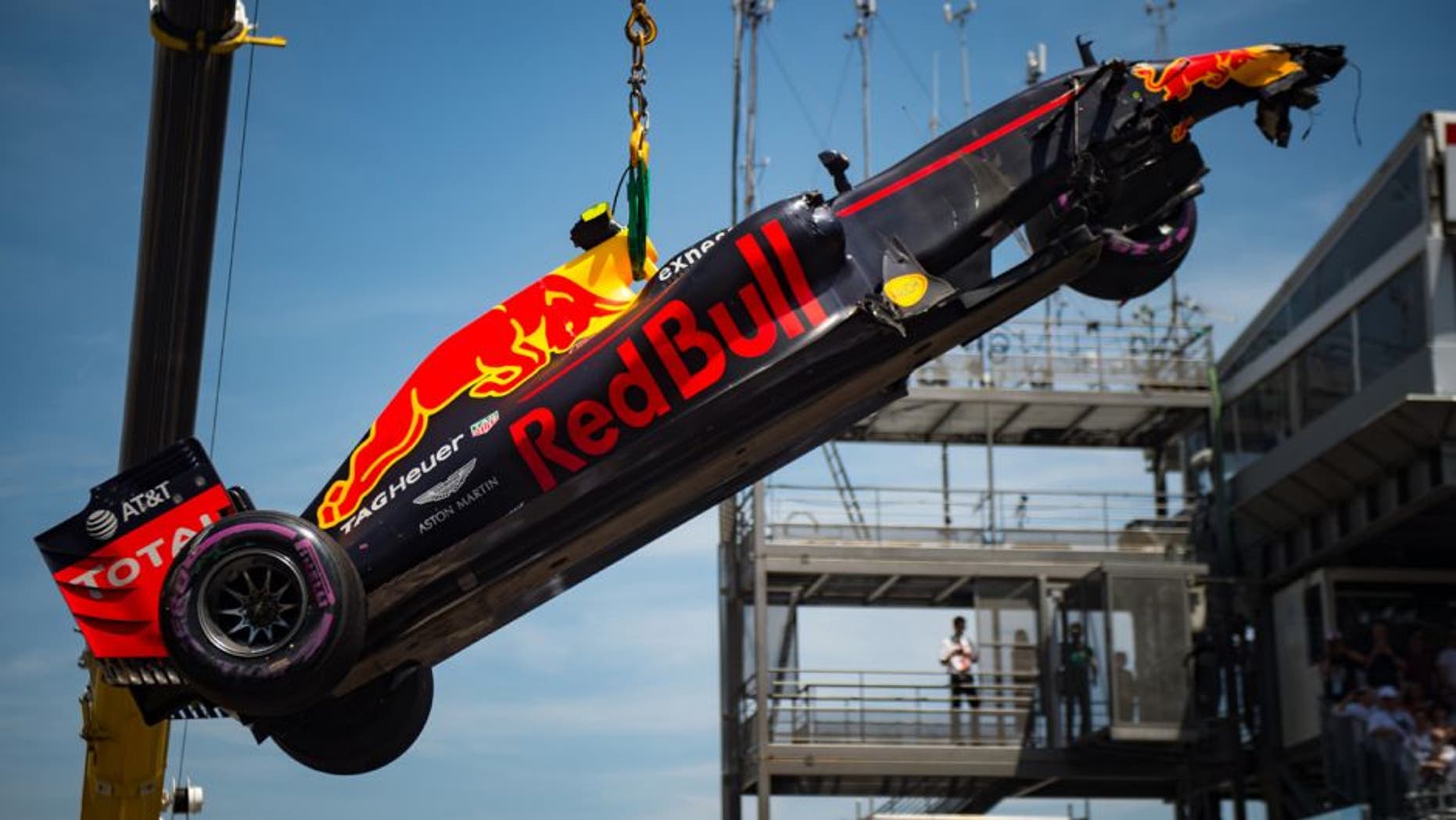 A crane lifts the car of Infiniti Red Bull Racing's Belgian-Dutch driver Max Verstappen after his crash during the qualifying session at the at the Monaco street circuit, on May 28, 2016 in Monaco, one day ahead of the Monaco Formula 1 Grand Prix. / AFP / POOL / ANDREJ ISAKOVIC (Photo credit should read ANDREJ ISAKOVIC/AFP/Getty Images)
