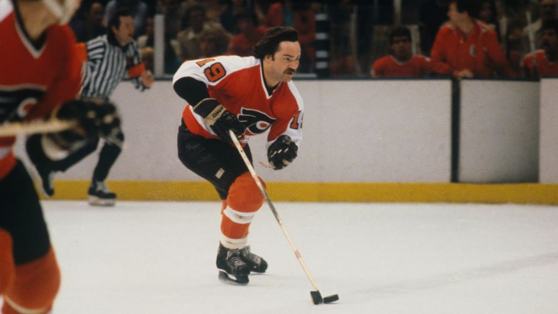 1980: Philadelphia Flyers' Rick MacLeish #19 skates with the puck. (Photo by Focus on Sport/Getty Images) *** Local Caption *** Rick MacLeish