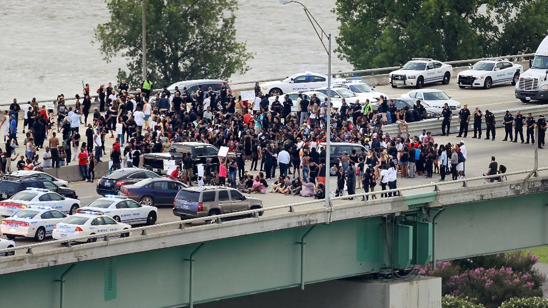 Black Lives Matter protesters gather on the Hernando Desoto Bridge in Memphis, Tenn., Sunday, July 10, 2016. Protesters angry over police killings of black people occupied the key bridge over the Mississippi River, blocking an interstate highway for hours. (Jim Weber/The Commercial Appeal via AP)