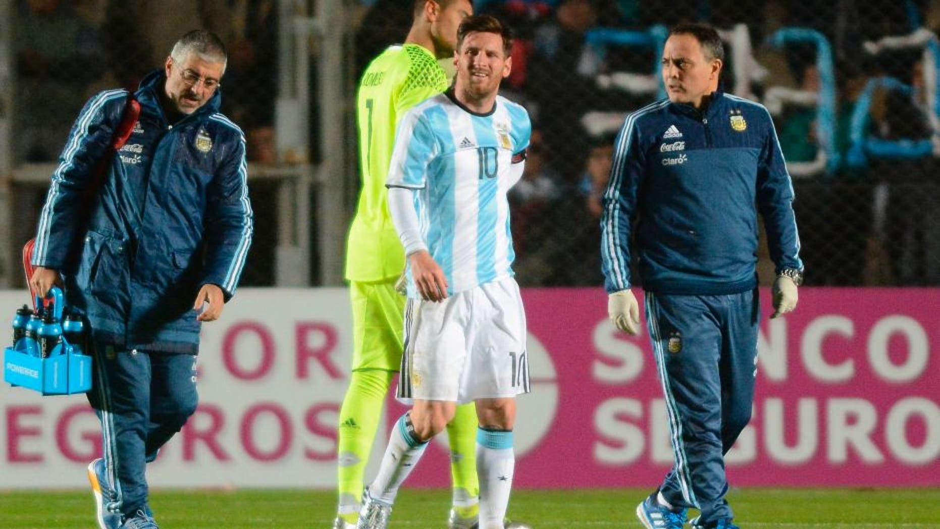 SAN JUAN, ARGENTINA - MAY 27: Lionel Messi of Argentina leaves the field after being injured during an international friendly match between Argentina and Honduras at Bicentenario de San Juan Stadium on May 27, 2016 in San Juan, Argentina. (Photo by Soledad Nunez/LatinContent/Getty Images)