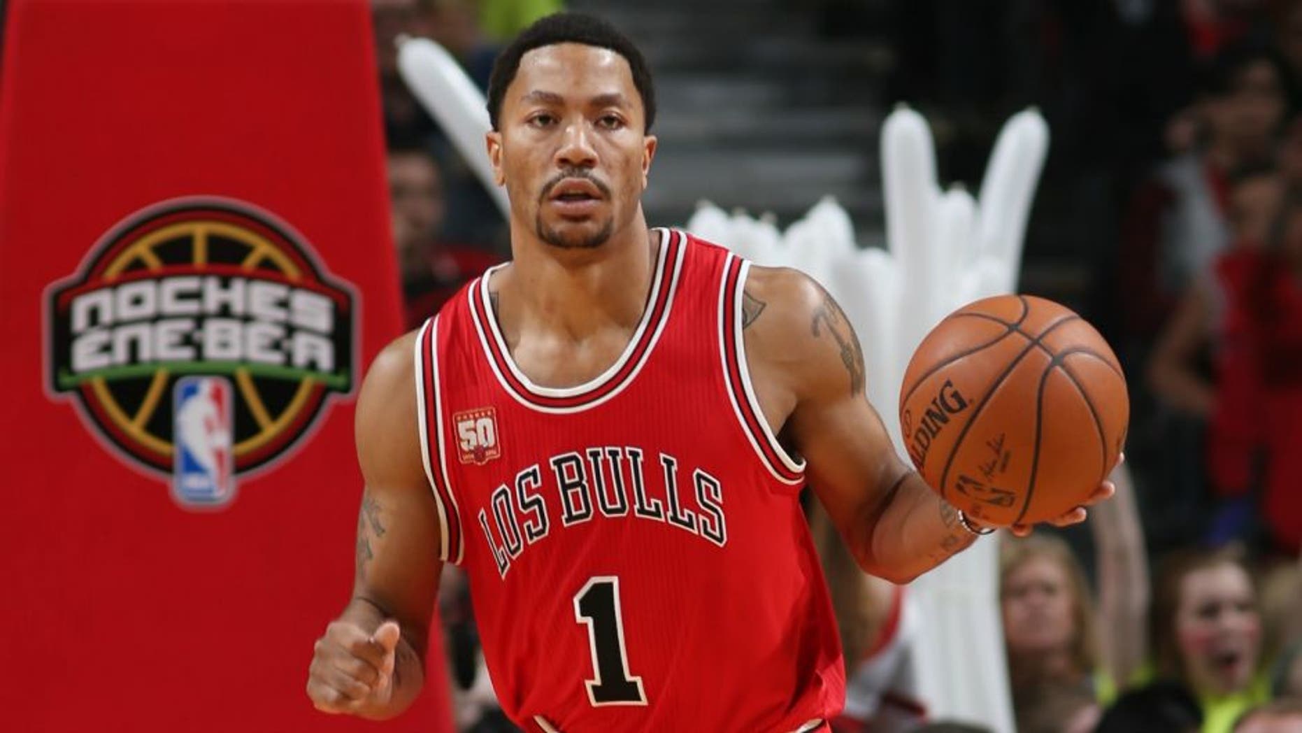CHICAGO, IL - MARCH 23: Derrick Rose #1 of the Chicago Bulls handles the ball against the New York Knicks on March 23, 2016 at the United Center in Chicago, Illinois. NOTE TO USER: User expressly acknowledges and agrees that, by downloading and or using this Photograph, user is consenting to the terms and conditions of the Getty Images License Agreement. Mandatory Copyright Notice: Copyright 2016 NBAE (Photo by Gary Dineen/NBAE via Getty Images)