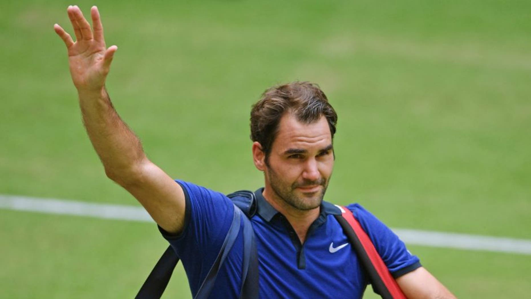 HALLE, GERMANY - JUNE 18: during day six of the Gerry Weber Open at Gerry Weber Stadium on June 18, 2016 in Halle, Germany. (Photo by Thomas Starke/Bongarts/Getty Images),HALLE, GERMANY - JUNE 18: Roger Federer of Switzerland says goodbye to the spectators after losing the half final match against Alexander Zverev of Germany during day six of the Gerry Weber Open at Gerry Weber Stadium on June 18, 2016 in Halle, Germany. (Photo by Thomas Starke/Bongarts/Getty Images)