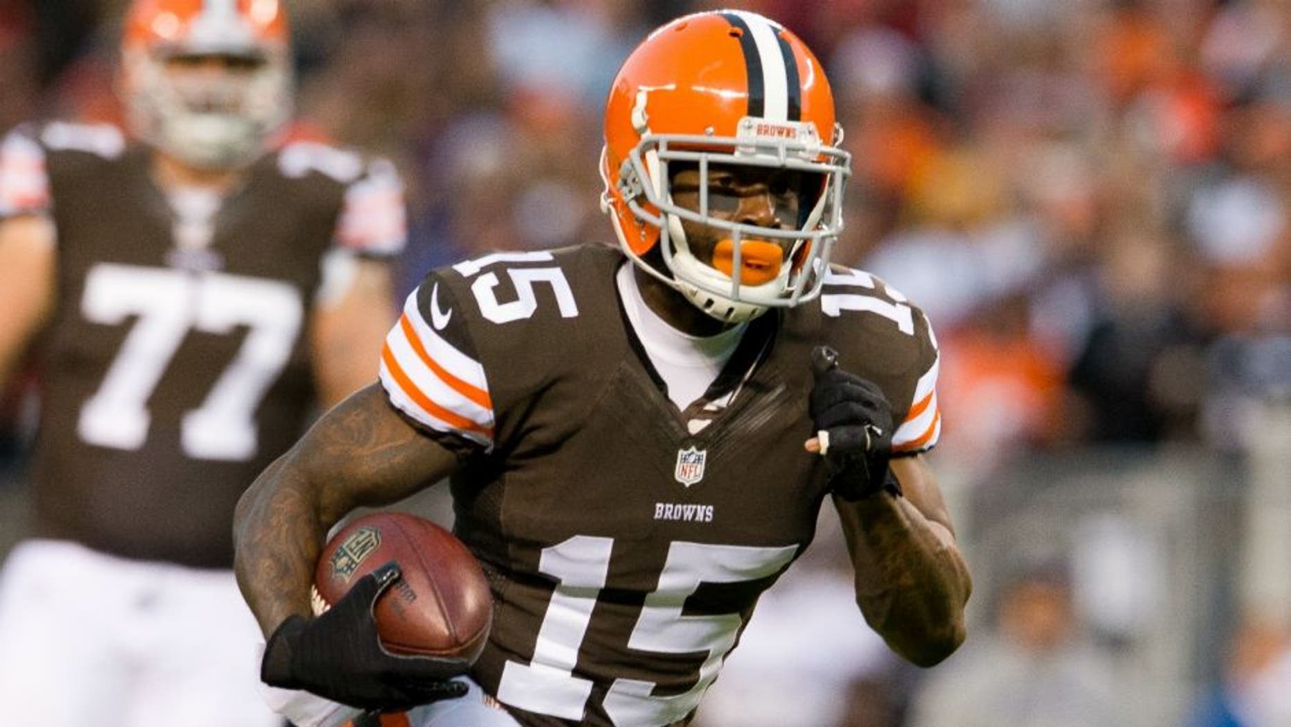 CLEVELAND, OH - NOVEMBER 3: Wide receiver Davone Bess #15 of the Cleveland Browns runs for a gain during the first half against the Baltimore Ravens at FirstEnergy Stadium on November 3, 2013 in Cleveland, Ohio. (Photo by Jason Miller/Getty Images) *** Local Caption *** Davone Bess,CLEVELAND, OH - NOVEMBER 3: Wide receiver Davone Bess #15 of the Cleveland Browns runs for a gain during the first half against the Baltimore Ravens at FirstEnergy Stadium on November 3, 2013 in Cleveland, Ohio. (Photo by Jason Miller/Getty Images)