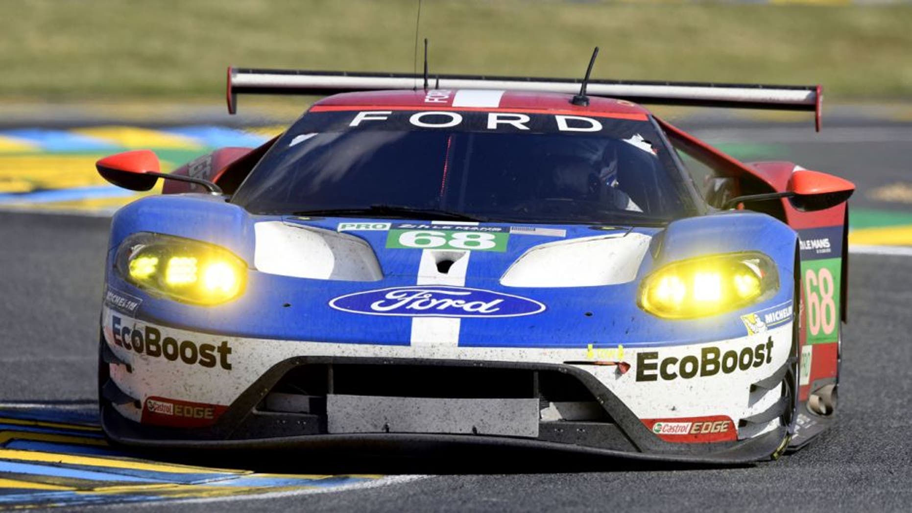 Untieds States' Joey Hand drives his Ford GT n°68 as he competes during the 84th Le Mans 24-hours endurance race, behind the safety car, on June 18, 2016 in Le Mans, western France. / AFP / JEAN-FRANCOIS MONIER (Photo credit should read JEAN-FRANCOIS MONIER/AFP/Getty Images)
