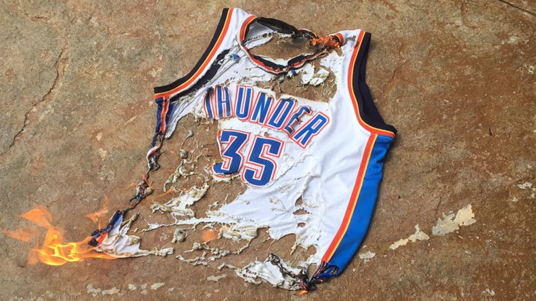 Thunder fans burn Kevin Durant's jersey 