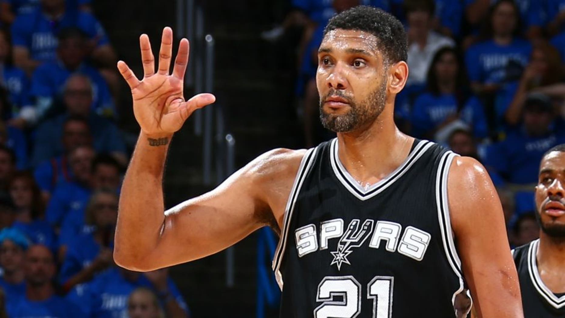 OKLAHOMA CITY, OK- MAY 12: Tim Duncan #21 of the San Antonio Spurs shakes hands with his teammates during the game against the Oklahoma City Thunder in Game Six of the Western Conference Semifinals during the 2016 NBA Playoffs on May 12, 2016 at Chesapeake Energy Arena in Oklahoma City, Oklahoma. NOTE TO USER: User expressly acknowledges and agrees that, by downloading and or using this photograph, User is consenting to the terms and conditions of the Getty Images License Agreement. Mandatory Copyright Notice: Copyright 2016 NBAE (Photo by Nathaniel S. Butler/NBAE via Getty Images)