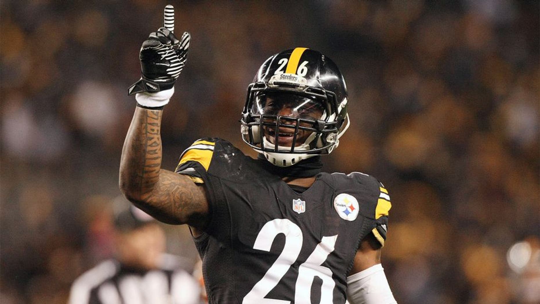 Dec 28, 2014; Pittsburgh, PA, USA; Pittsburgh Steelers running back Le'Veon Bell (26) celebrates a first down against the Cincinnati Bengals in the first half at Heinz Field. Mandatory Credit: Jason Bridge-USA TODAY Sports