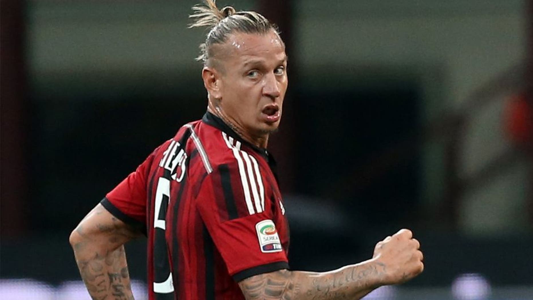 MILAN, ITALY - APRIL 29: Philippe Mexesf Milan celebrates after scores his goal during the Serie A match between AC Milan and Genoa CFC at Stadio Giuseppe Meazza on April 29, 2015 in Milan, Italy. (Photo by Maurizio Lagana/Getty Images)