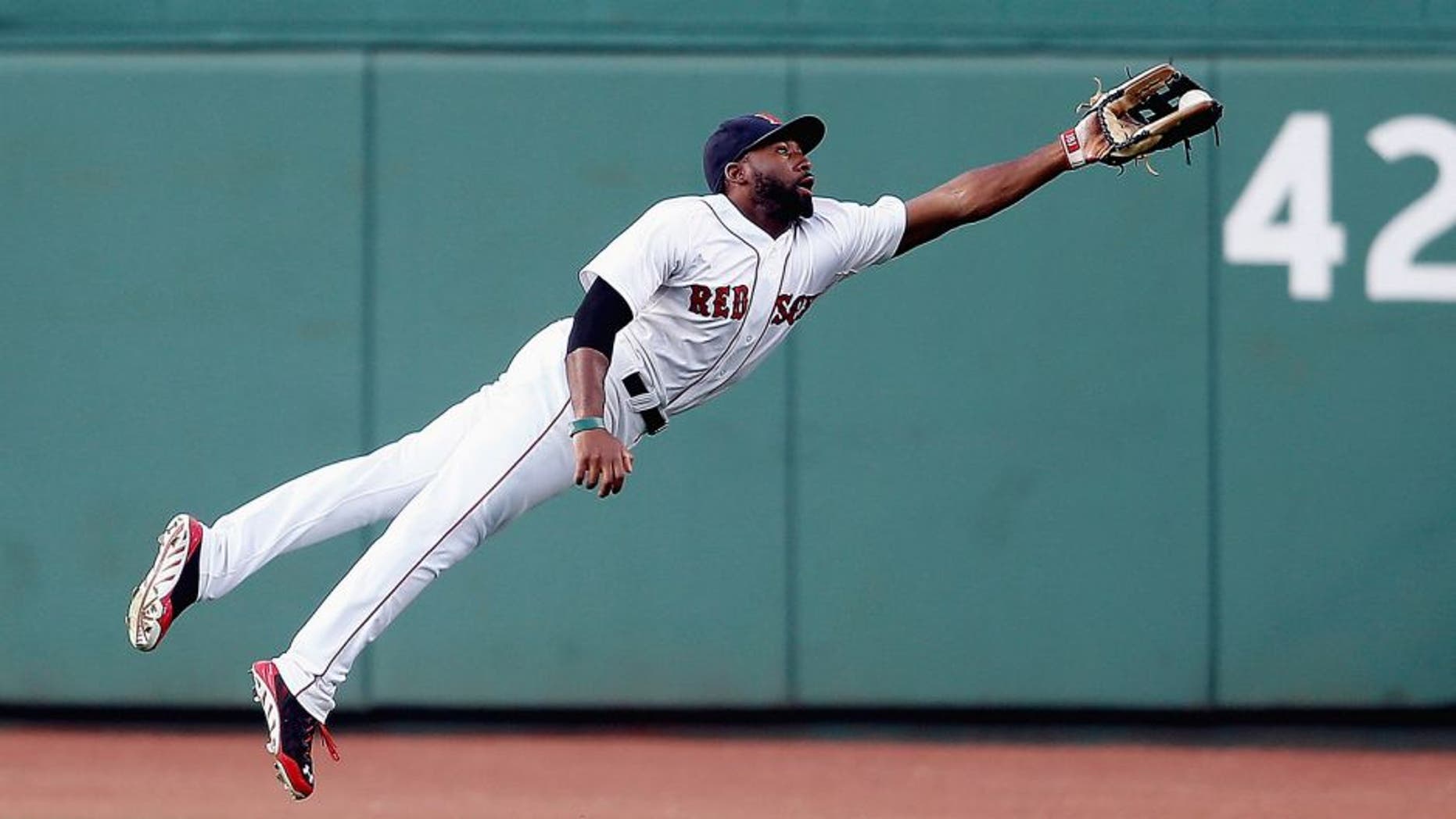 BOSTON, MA - JULY 9: Jackie Bradley Jr. #25 of the Boston Red Sox makes a catch on a ball off the bat of Tyler Flowers #21 of the Chicago White Sox in the second inning at Fenway Park on July 9, 2014 in Boston, Massachusetts. (Photo by Jim Rogash/Getty Images)