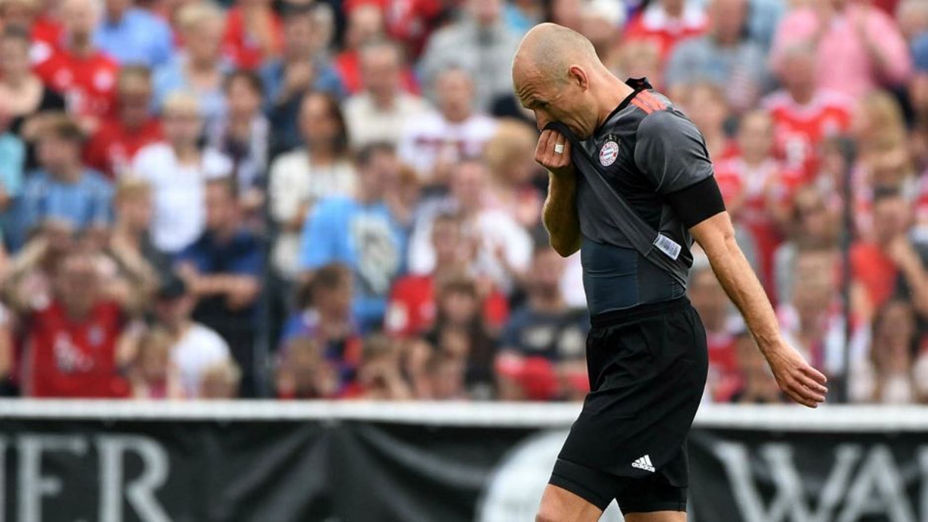 Bayern Munich 's Dutch midfielder Arjen Robben leaves injured the pitch during a friendly football match between Bundesliga clubs SV Lippstadt and FC Bayern Munich in Lippstadt western Germany, on July 16, 2016 . / AFP / PATRIK STOLLARZ (Photo credit should read PATRIK STOLLARZ/AFP/Getty Images)