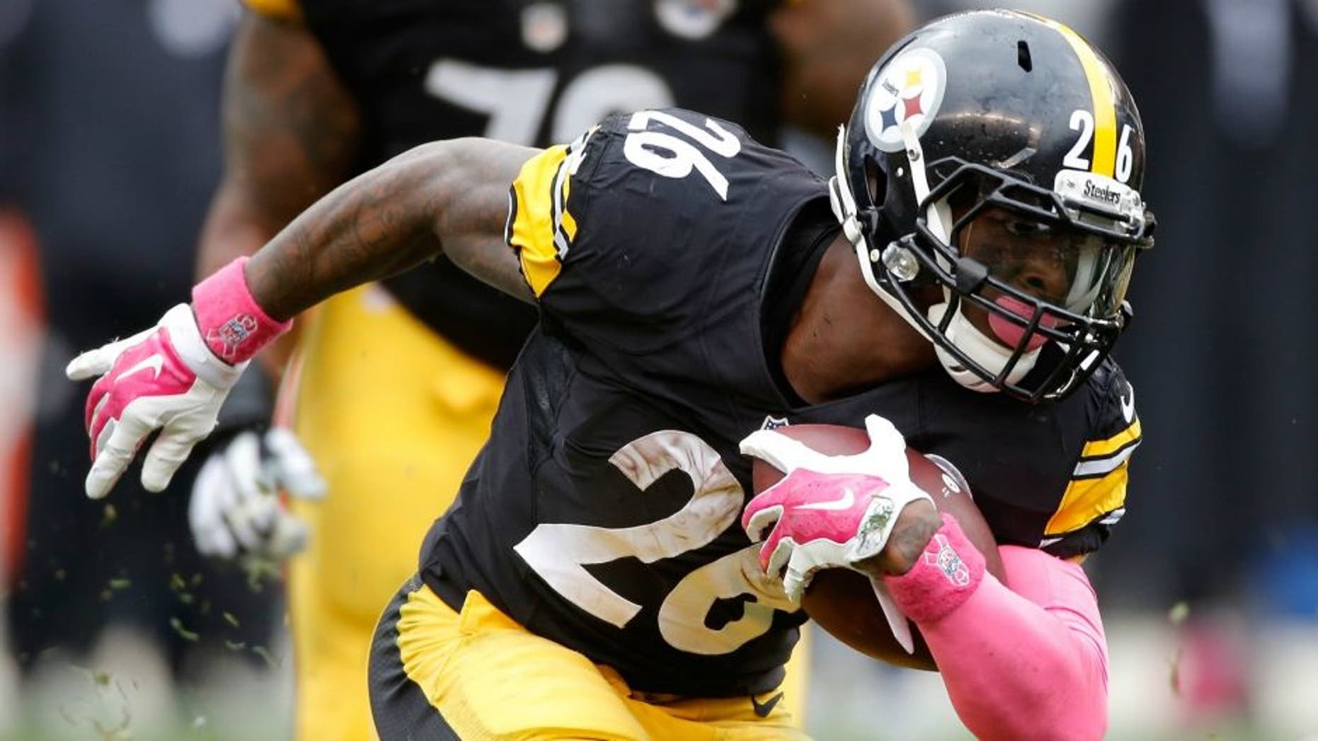 PITTSBURGH, PA - OCTOBER 18: Le'Veon Bell #26 of the Pittsburgh Steelers carries the ball against the Arizona Cardinals at Heinz Field on October 18, 2015 in Pittsburgh, Pennsylvania. (Photo by Gregory Shamus/Getty Images)