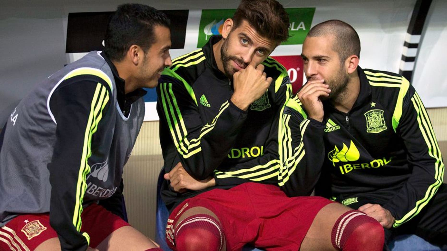 LEON, SPAIN - JUNE 11: Gerard Pique (2ndL) of Spain looks on sitted on the bench surrounded by teammates Jordi Alba (R) and Pedro Rodriguez Ledesma (L) during the international friendly match between Spain and Costa Rica at Reino de Leon Stadium on June 11, 2015 in Leon, Spain. (Photo by Gonzalo Arroyo Moreno/Getty Images)