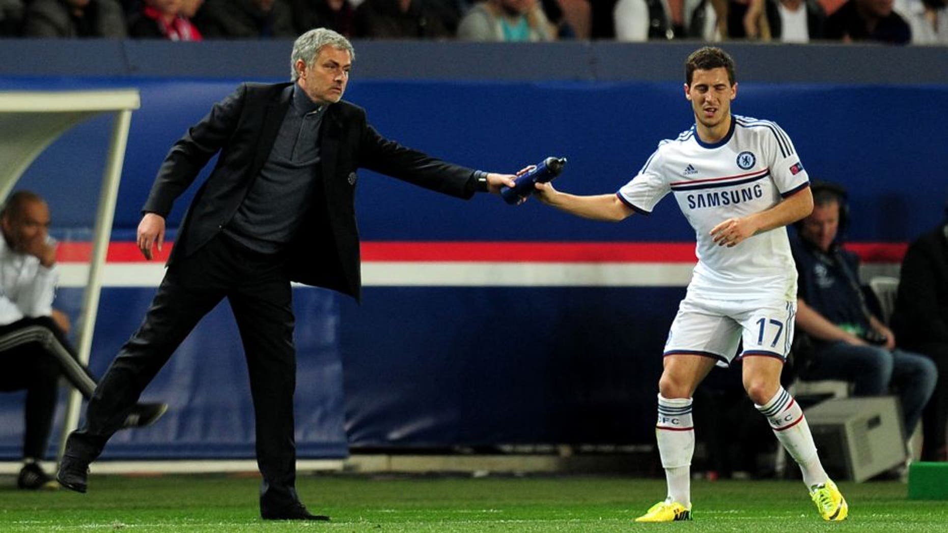 PARIS, FRANCE - APRIL 02: Jose Mourinho the Chelsea manager hands a water bottle to Eden Hazard of Chelsea during the UEFA Champions League quarter final, first leg match between Paris Saint Germain and Chelsea at Parc des Princes on April 2, 2014 in Paris, France. (Photo by Shaun Botterill/Getty Images)