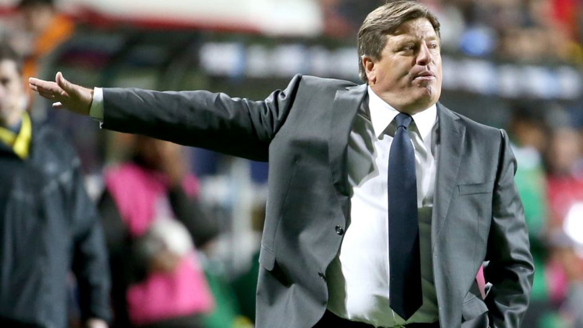 VIÃA DEL MAR, CHILE - JUNE 12: Miguel Herrera, coach of Mexico, gives instructions to his players during the 2015 Copa America Chile Group A match between Mexico and Bolivia at Sausalito Stadium on June 12, 2015 in Viña del Mar, Chile. (Photo by Claudio Santana/LatinContent/Getty Images)