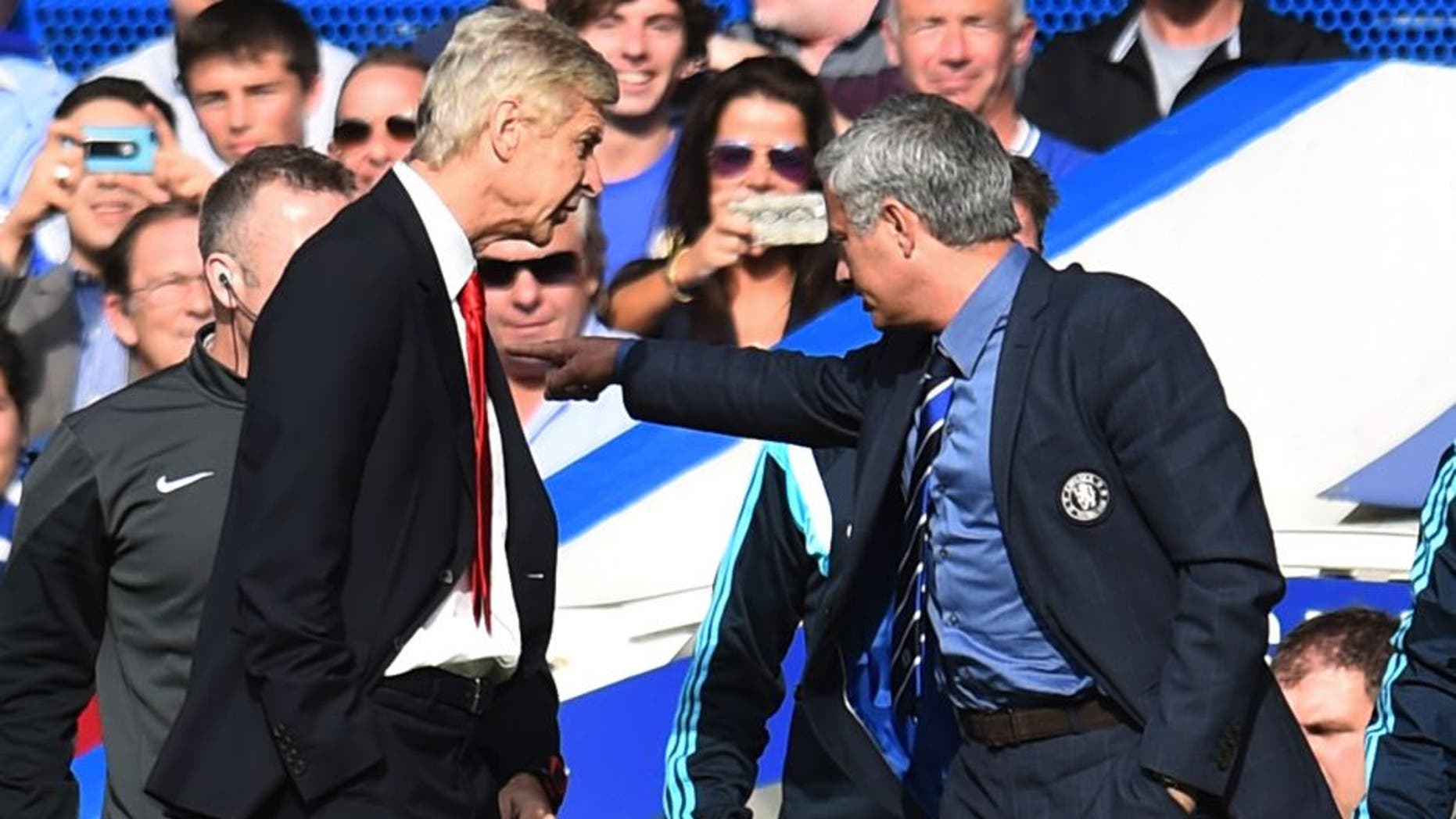 LONDON, ENGLAND - OCTOBER 05: Managers Arsene Wenger of Arsenal and Jose Mourinho manager of Chelsea clash during the Barclays Premier League match between Chelsea and Arsenal at Stamford Bridge on October 4, 2014 in London, England. (Photo by Shaun Botterill/Getty Images)