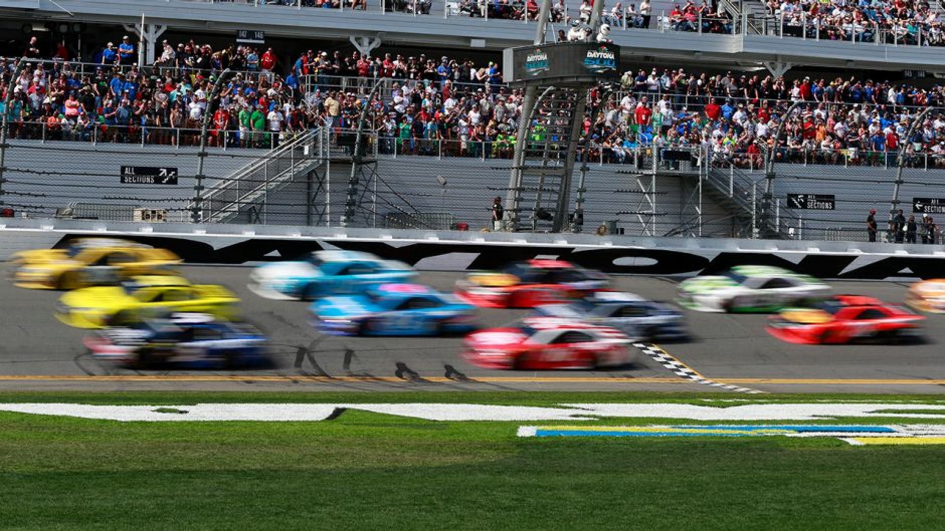 DAYTONA BEACH, FL - FEBRUARY 21: Cars race during the NASCAR Sprint Cup Series DAYTONA 500 at Daytona International Speedway on February 21, 2016 in Daytona Beach, Florida. (Photo by Matt Sullivan/Getty Images)