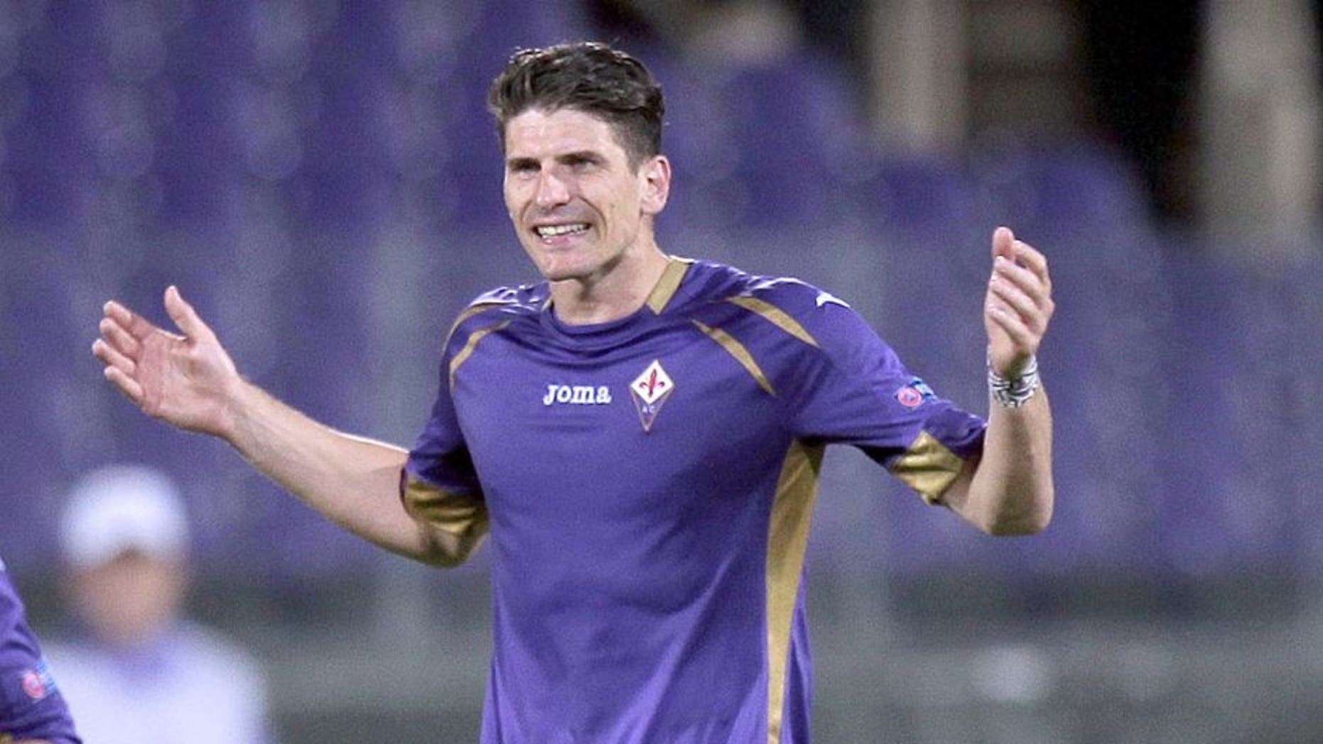 FLORENCE, ITALY - APRIL 23: Mario Gomez of ACF Fiorentina celebrates after scoring a goal during the UEFA Europa League Quarter Final match between ACF Fiorentina and FC Dynamo Kyiv on April 23, 2015 in Florence, Italy. (Photo by Gabriele Maltinti/Getty Images)