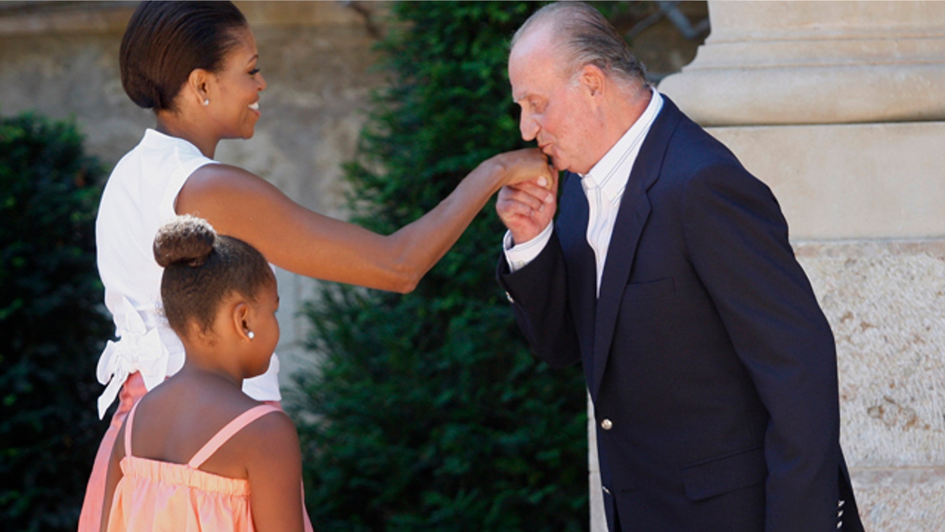 Spain's King Juan Carlos, right, welcomes U.S. first lady Michelle Obama and daughter Sasha, 9, on their arrival at the Marivent Palace, in Palma de Mallorca, Spain, Sunday, Aug. 8, 2010. The White House says first lady Michelle Obama is in Spain for a private trip with longtime family friends. (AP Photo/Manu Mielniezuk)