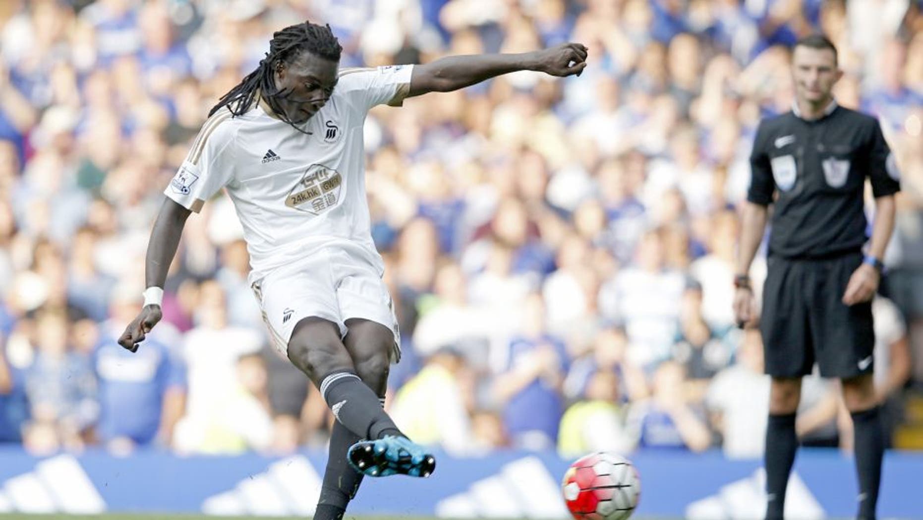 Swansea City's French striker Bafetimbi Gomis scores a second equalising goal from the penalty spot for 2-2 during the English Premier League football match between Chelsea and Swansea City at Stamford Bridge in London on August 8, 2015. AFP PHOTO / ADRIAN DENNIS RESTRICTED TO EDITORIAL USE. No use with unauthorized audio, video, data, fixture lists, club/league logos or 'live' services. Online in-match use limited to 75 images, no video emulation. No use in betting, games or single club/league/player publications. (Photo credit should read ADRIAN DENNIS/AFP/Getty Images)