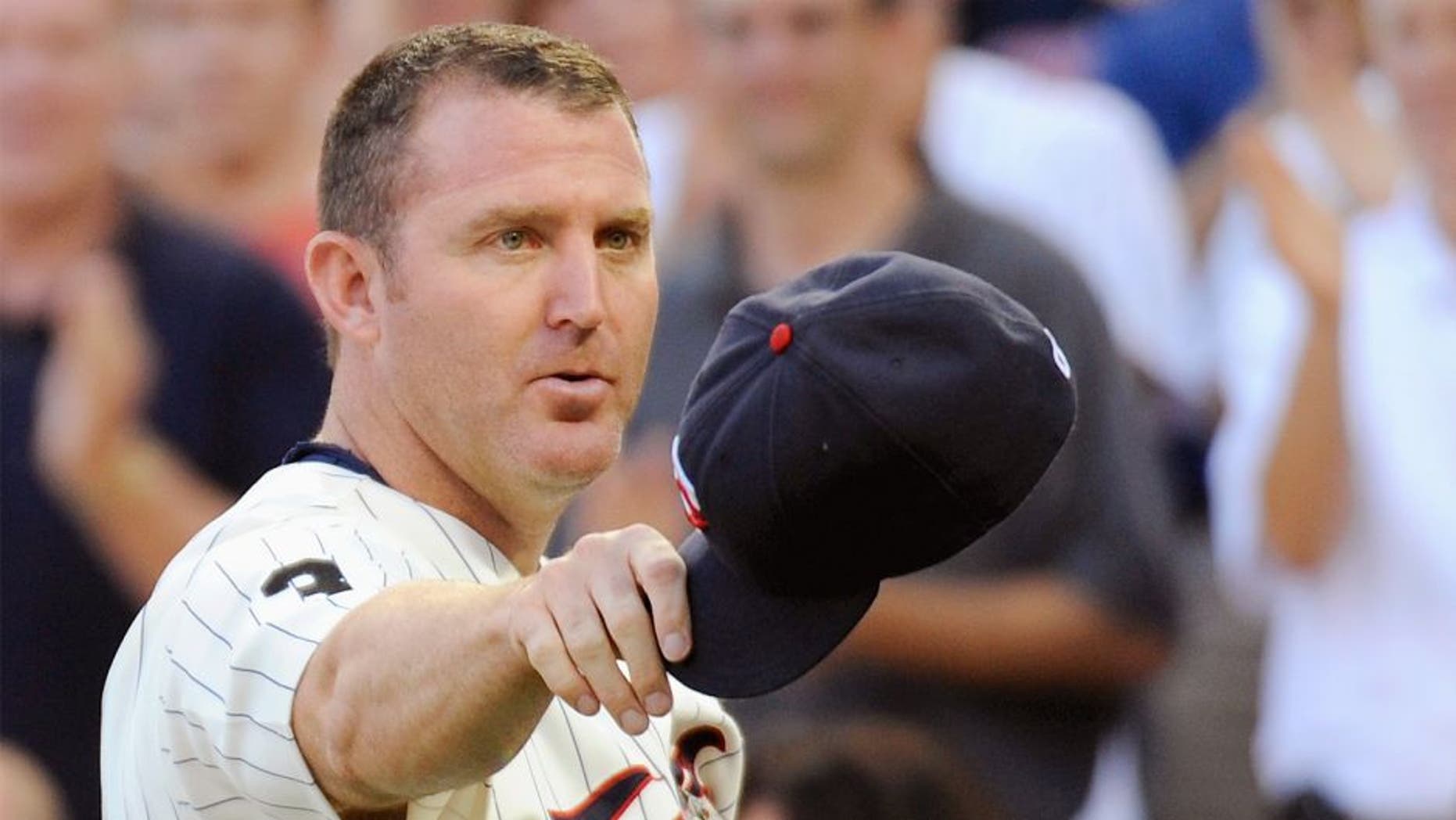 MINNEAPOLIS, MN - AUGUST 18: Jim Thome #25 of the Minnesota Twins waves to fans during a ceremony honoring his 600th career home run before the game against the New York Yankees on August 18, 2011 at Target Field in Minneapolis, Minnesota. The Yankees won 8-4. (Photo by Hannah Foslien/Getty Images)