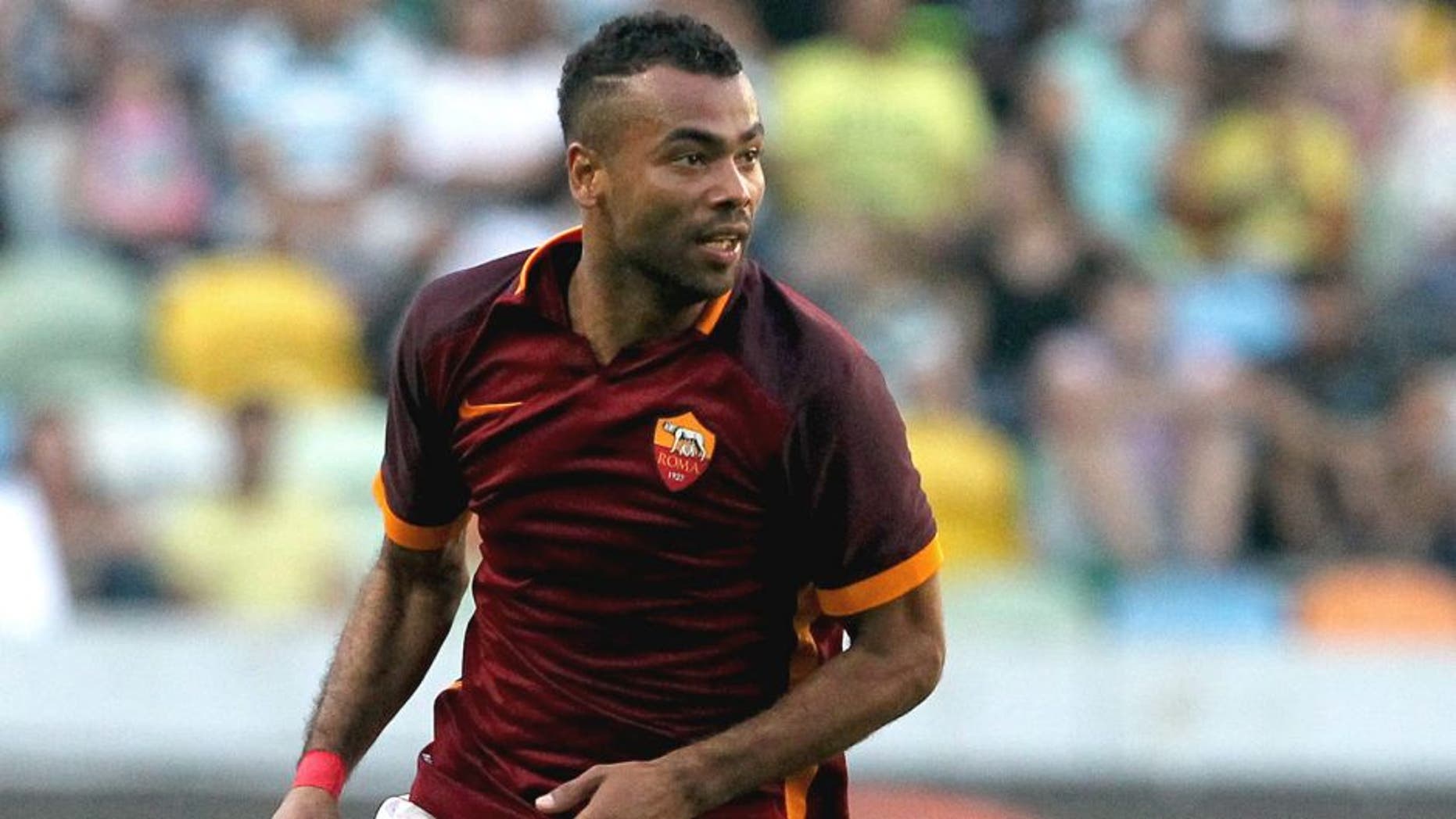 LISBON, PORTUGAL - AUGUST 01: Roma's defender Ashley Cole during the pre-season friendly between Sporting CP and AS Roma at Estadio Jose Alvalade on August 1, 2015 in Lisbon, Portugal. (Photo by Carlos Rodrigues/Getty Images)